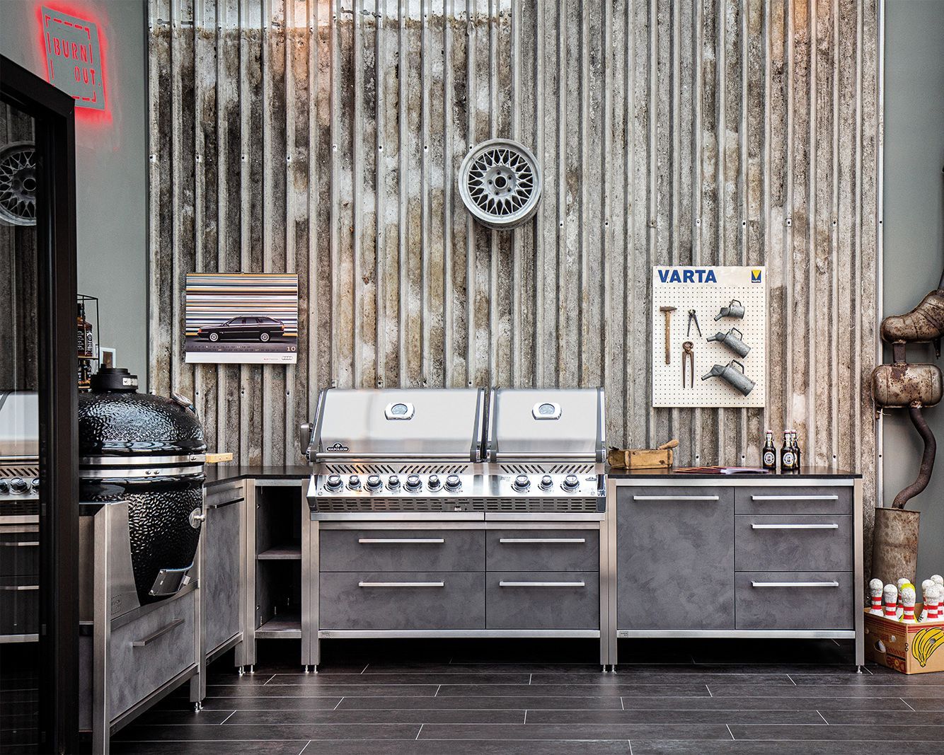 Eine Küche mit Grill und einer Uhr an der Wand