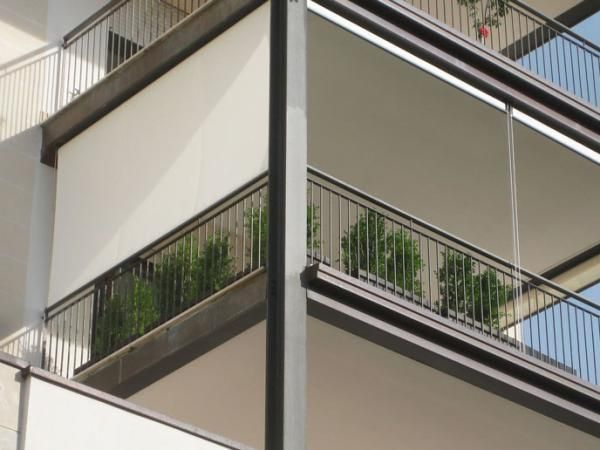 Ein Gebäude mit einem Balkon mit Pflanzen darauf