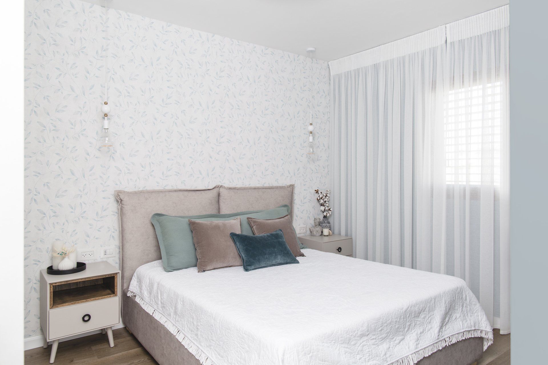 כריות נוי קטיפה בגווני ים ומוקה  לישון בסוויטה פסטלית בעיצוב של מעצבת פנים ומלבישה בתים ג׳ני ויאליך jenyvstudio