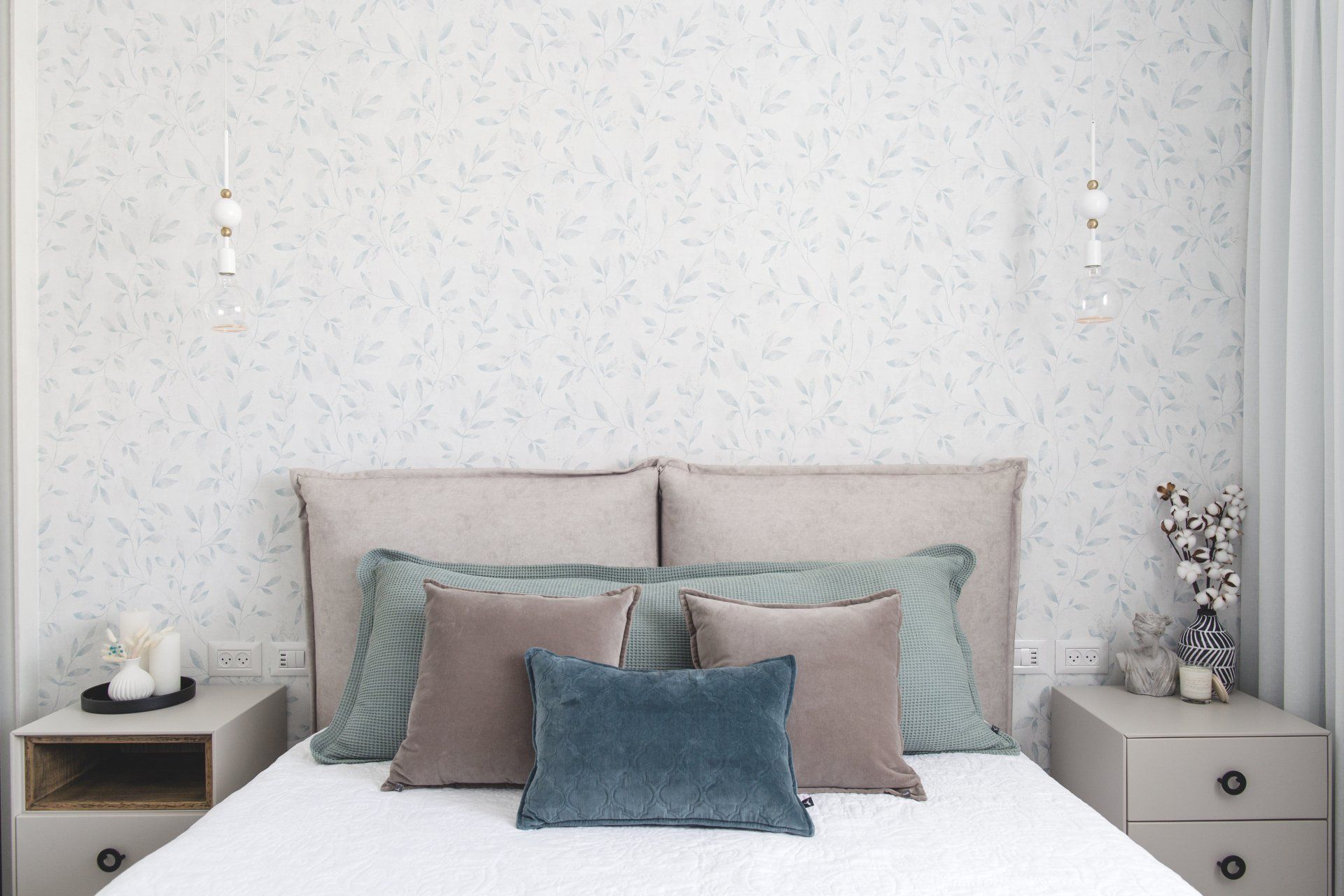 כריות נוי קטיפה בגווני ים ומוקה  לישון בסוויטה פסטלית בעיצוב של מעצבת פנים ומלבישה בתים ג׳ני ויאליך jenyvstudio