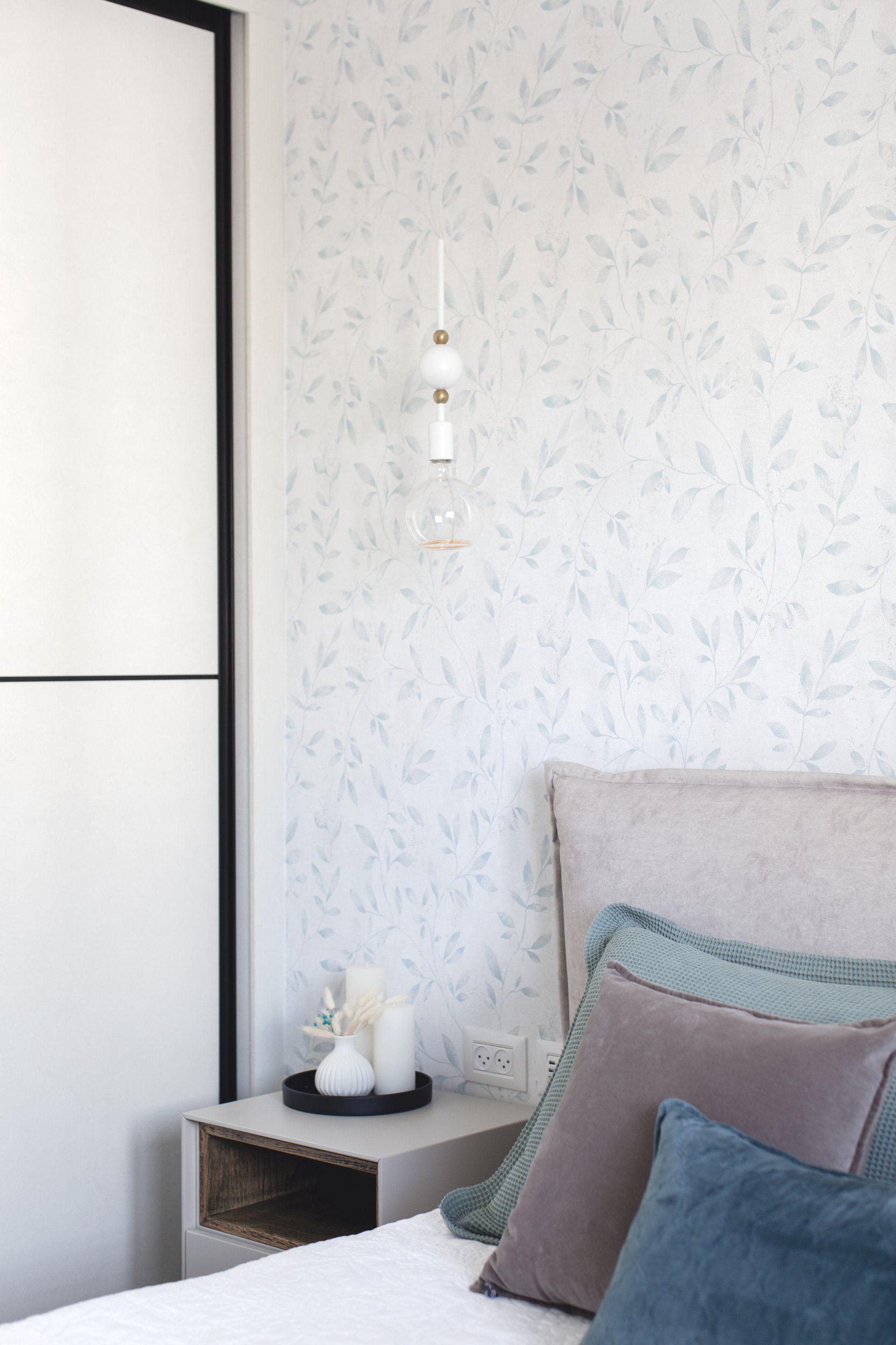 תאורת מיטה עם גופי תאורה תלויים  לישון בסוויטה פסטלית בעיצוב של מעצבת פנים ומלבישה בתים ג׳ני ויאליך jenyvstudio