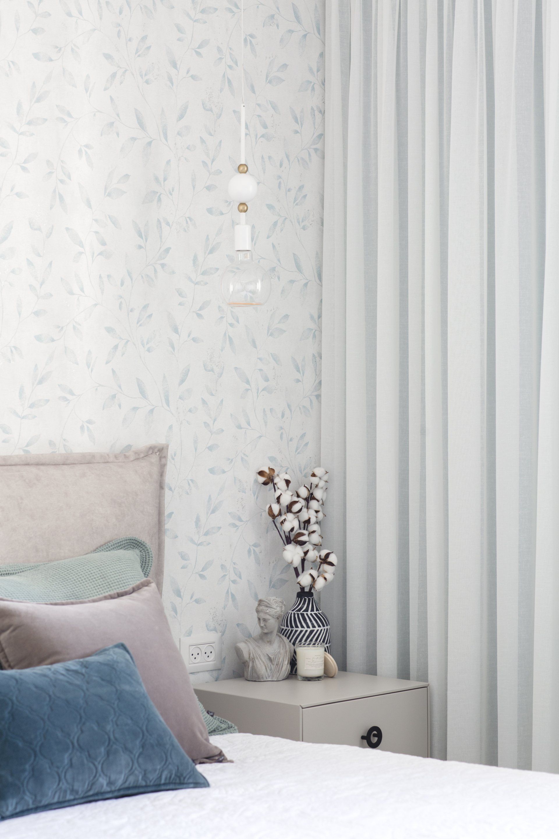 תאורת מיטה עם גופי תאורה תלויים  לישון בסוויטה פסטלית בעיצוב של מעצבת פנים ומלבישה בתים ג׳ני ויאליך jenyvstudio