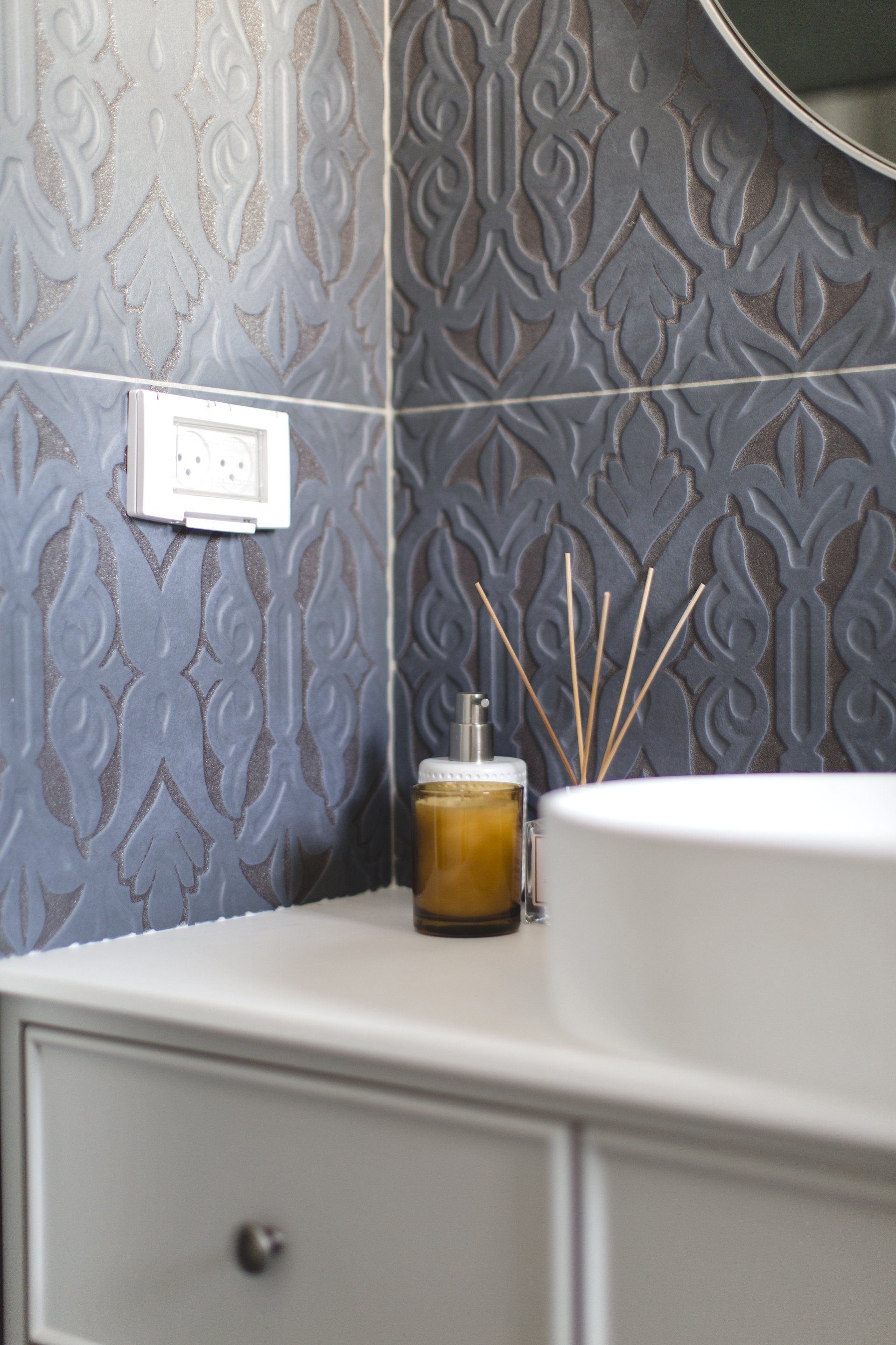 מקלחת מודרנית עם אריחים מעוטרים  לישון בסוויטה פסטלית בעיצוב של מעצבת פנים ומלבישה בתים ג׳ני ויאליך jenyvstudio