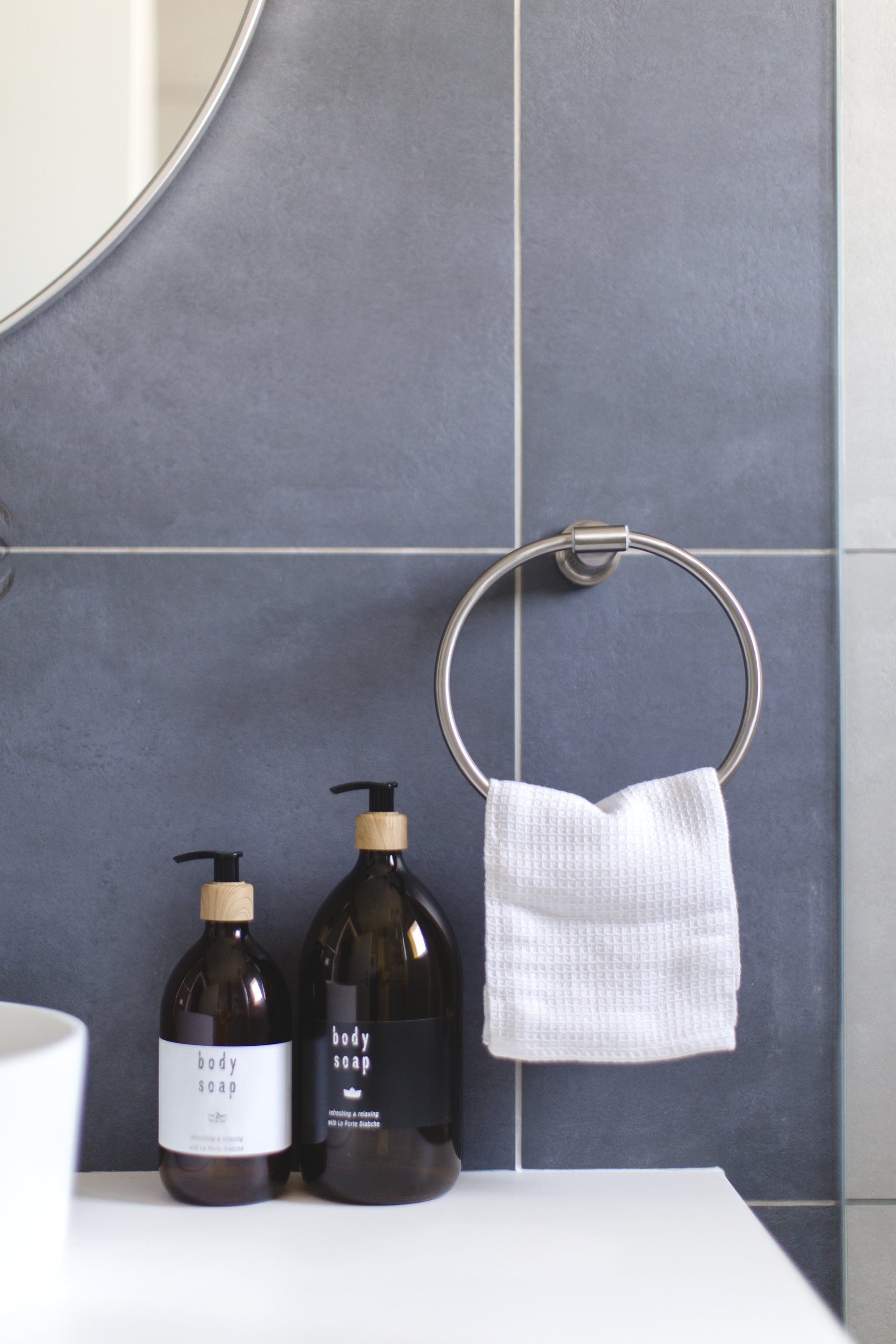 מקלחת מודרנית עם אריחים מעוטרים  לישון בסוויטה פסטלית בעיצוב של מעצבת פנים ומלבישה בתים ג׳ני ויאליך jenyvstudio