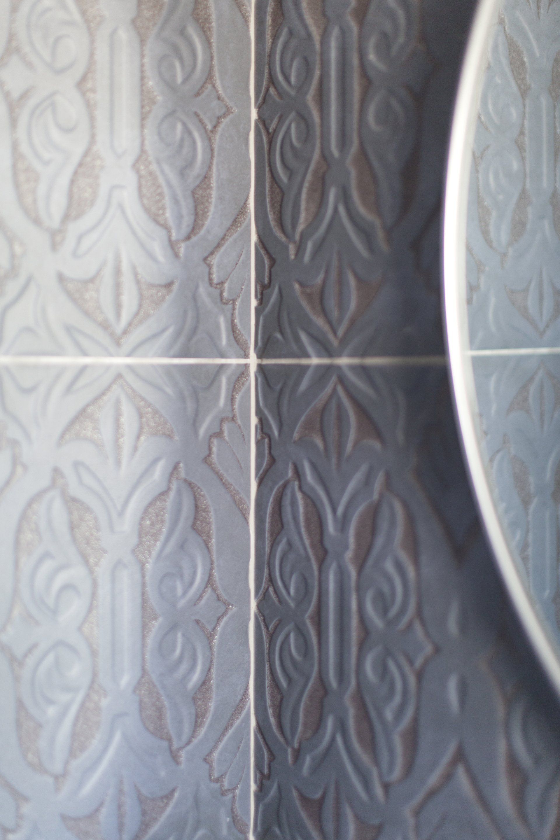 מקלחת מודרנית עם אריחים מעוטרים  לישון בסוויטה פסטלית בעיצוב של מעצבת פנים ומלבישה בתים ג׳ני ויאליך jenyvstudio