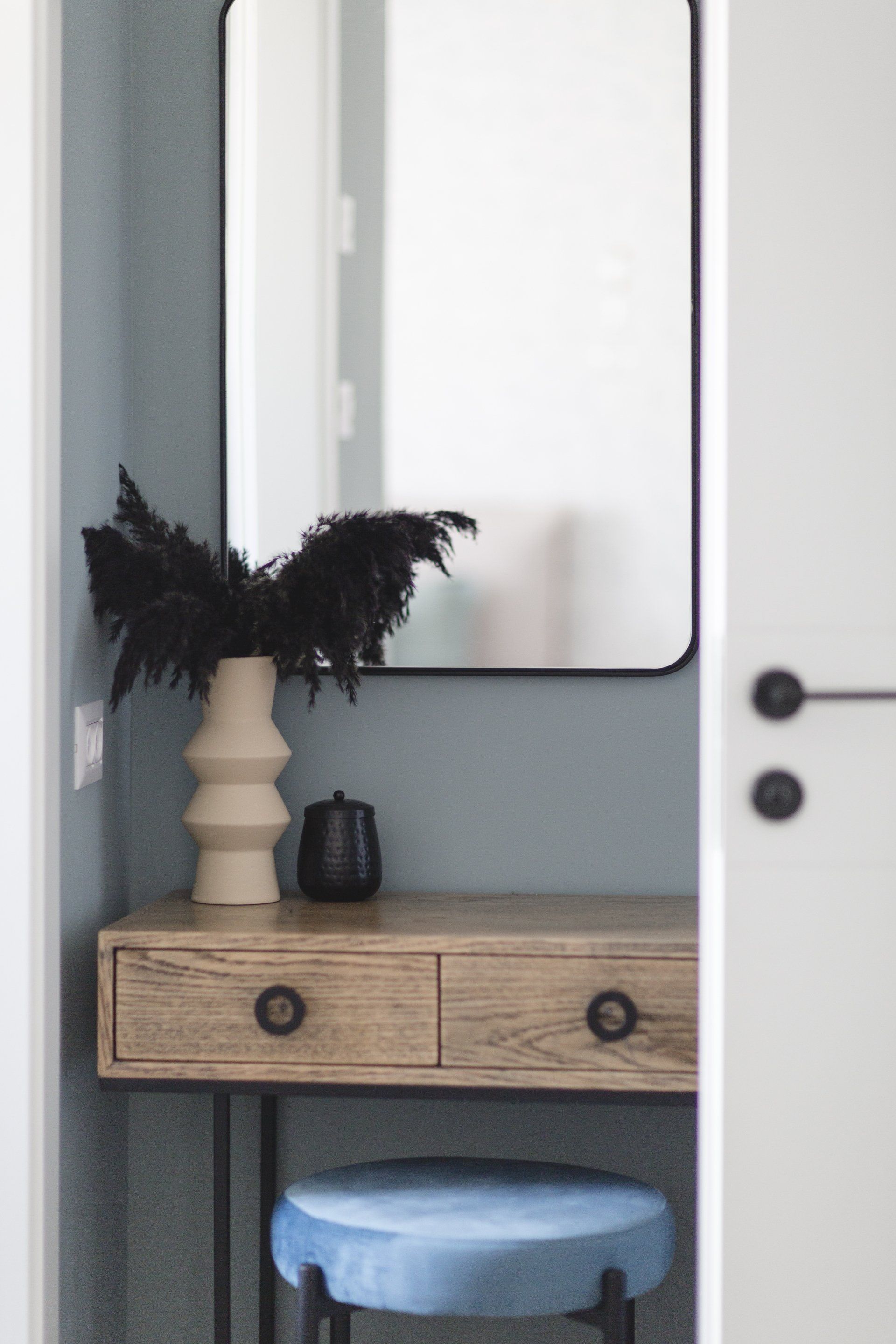 שידת עץ קטנה  לישון בסוויטה פסטלית בעיצוב של מעצבת פנים ומלבישה בתים ג׳ני ויאליך jenyvstudio