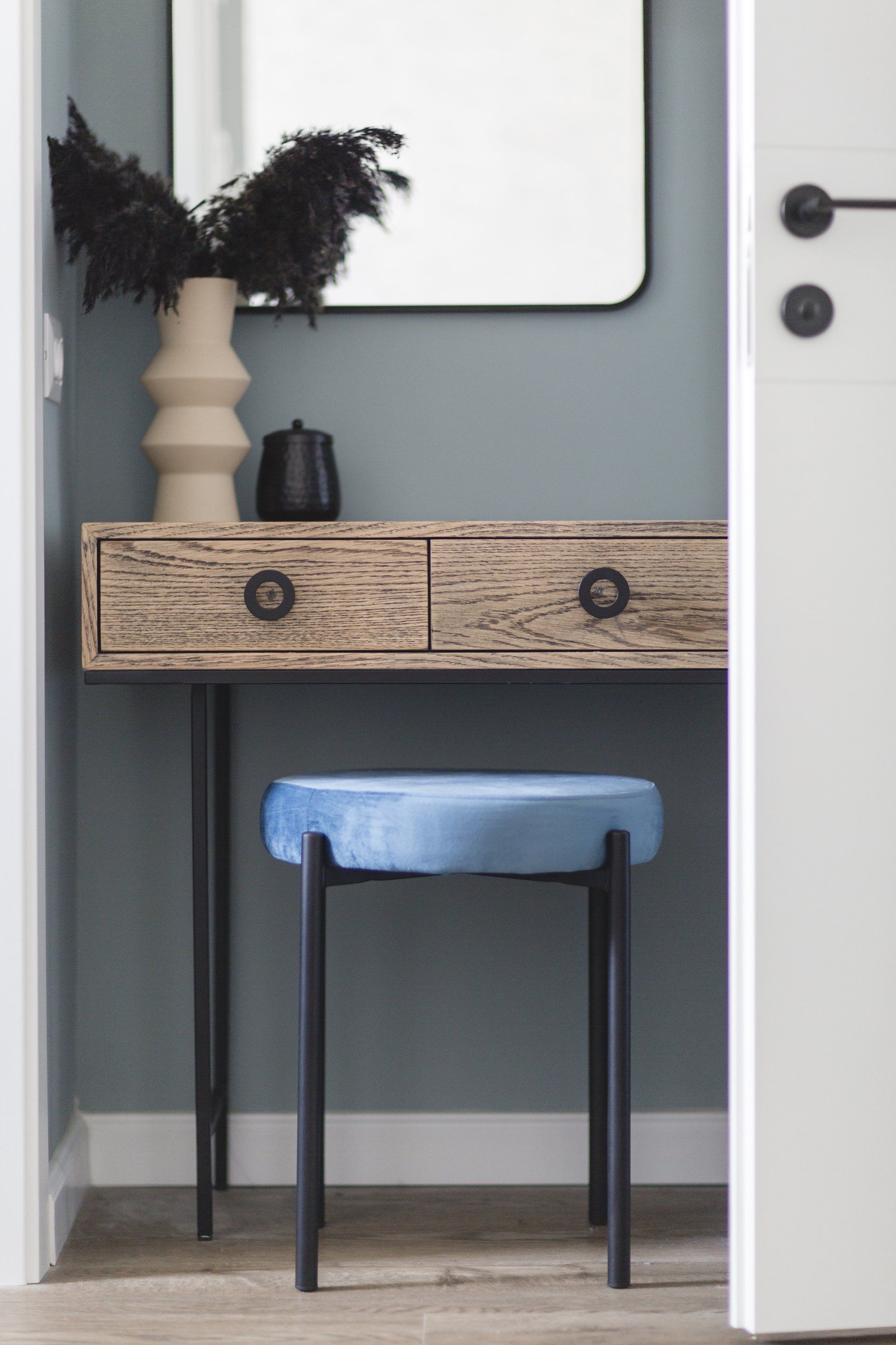 שידת עץ קטנה  לישון בסוויטה פסטלית בעיצוב של מעצבת פנים ומלבישה בתים ג׳ני ויאליך jenyvstudio