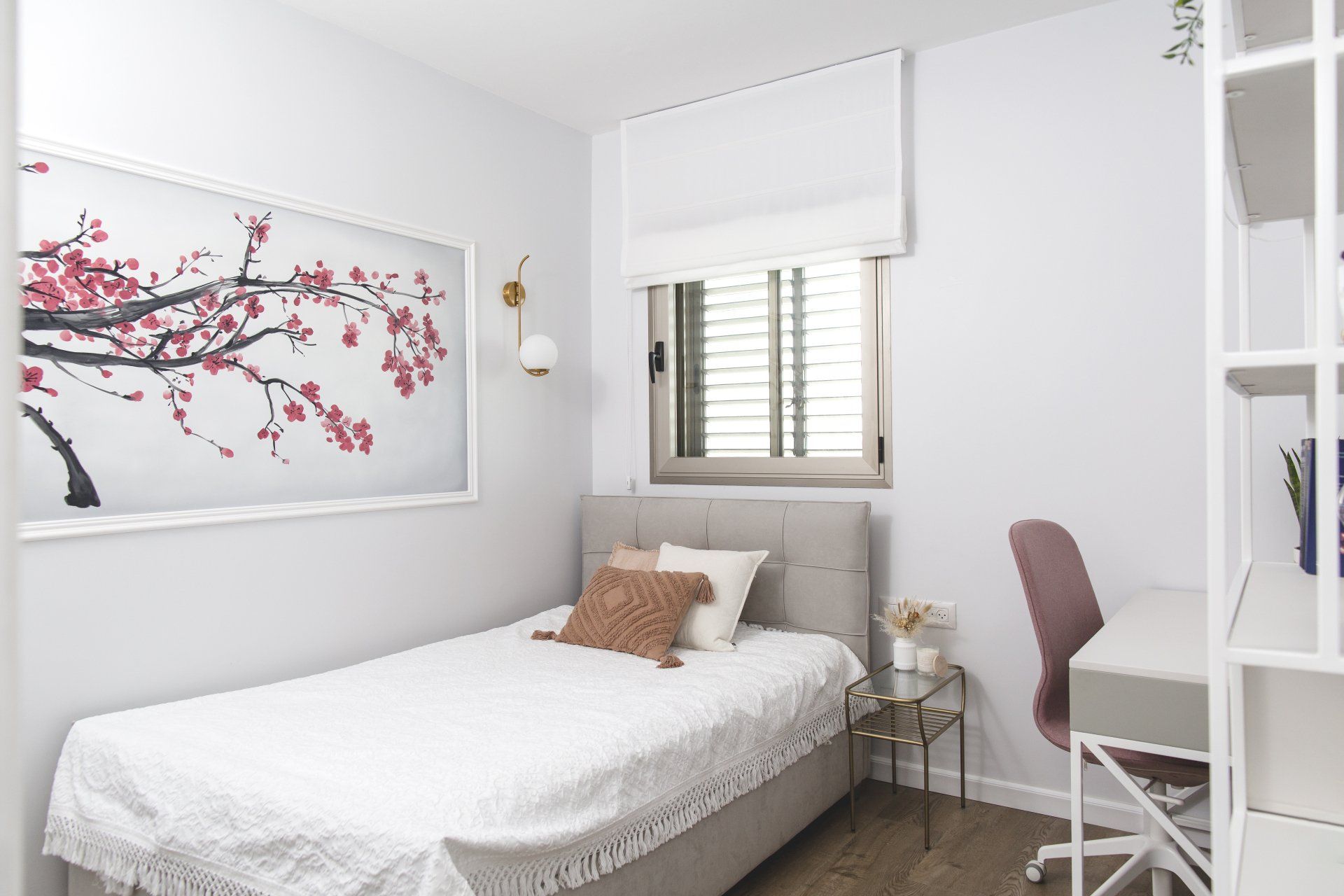 תמונת קיר עם פריחת הדובדבן חדר נערה מעוצב בסגנון בוהו בהשראת יעדים טרופיים עם רהיטי קש  הקסם היפני בעיצוב של מעצבת פנים ומלבישה בתים ג׳ני ויאליך jenyvstudio