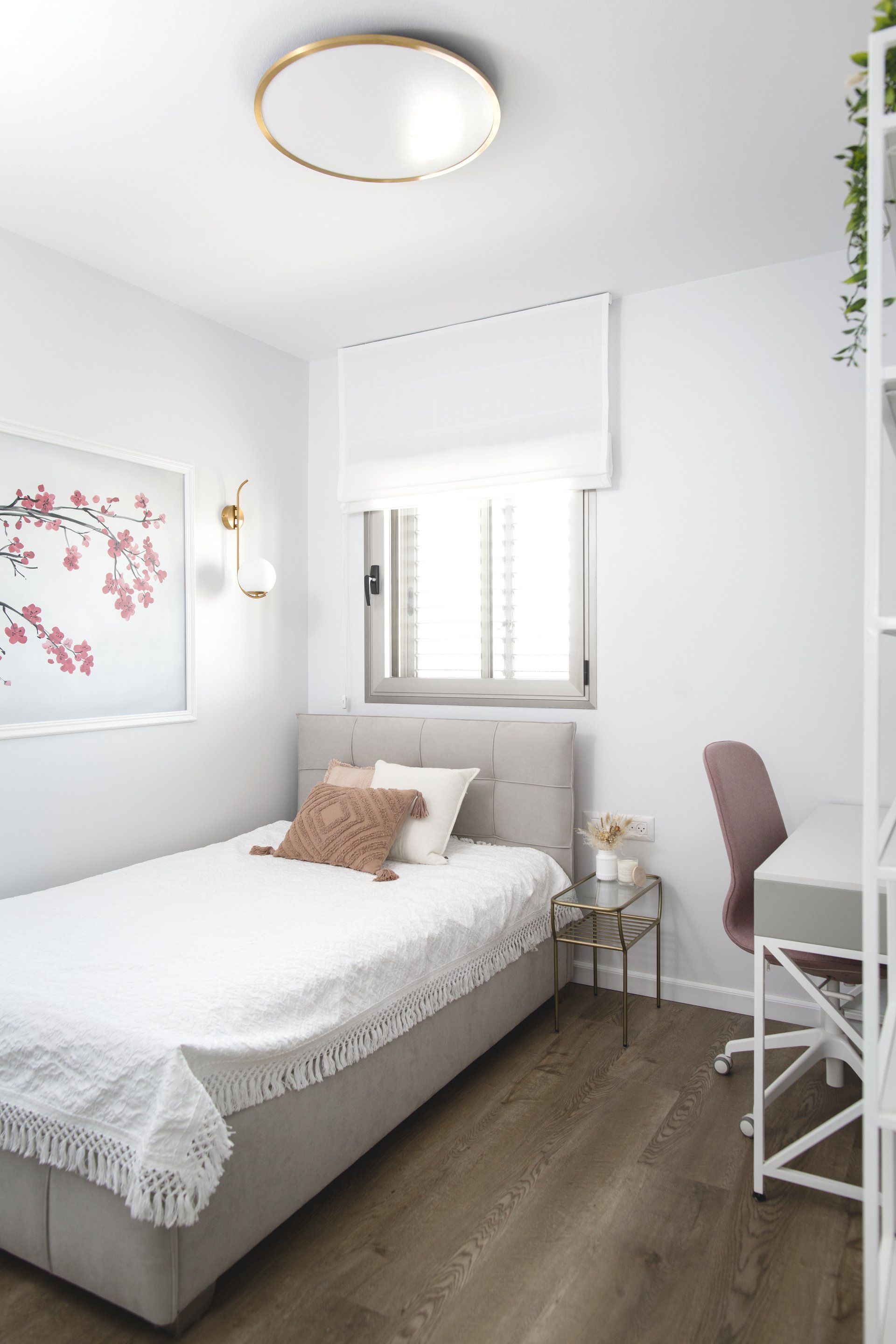 ארון מדפים עם מייצגים דקורטיביים חדר נערה מעוצב בסגנון בוהו בהשראת יעדים טרופיים עם רהיטי קש  הקסם היפני בעיצוב של מעצבת פנים ומלבישה בתים ג׳ני ויאליך jenyvstudio