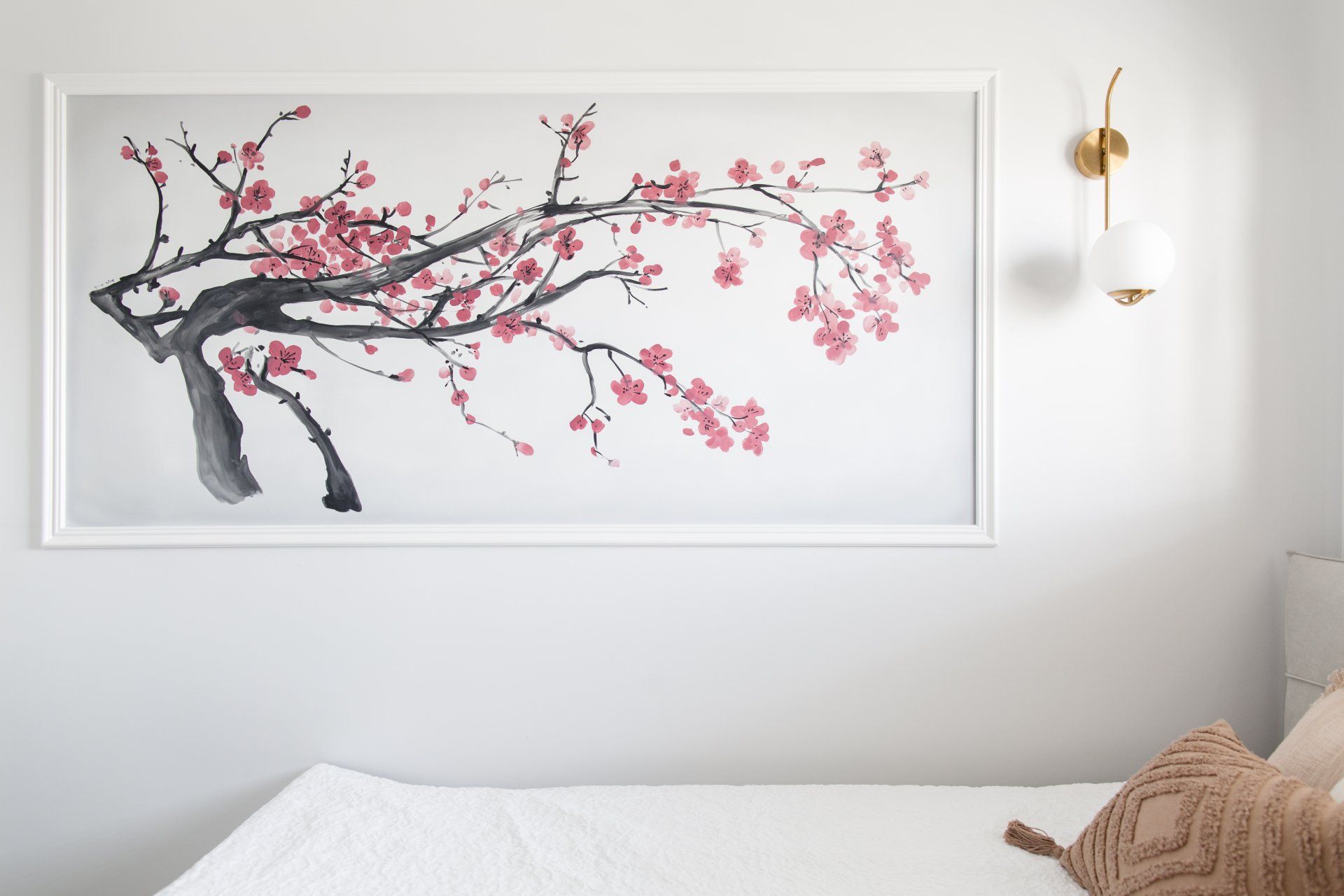 תמונת קיר עם פריחת הדובדבן חדר נערה מעוצב בסגנון בוהו בהשראת יעדים טרופיים עם רהיטי קש  הקסם היפני בעיצוב של מעצבת פנים ומלבישה בתים ג׳ני ויאליך jenyvstudio