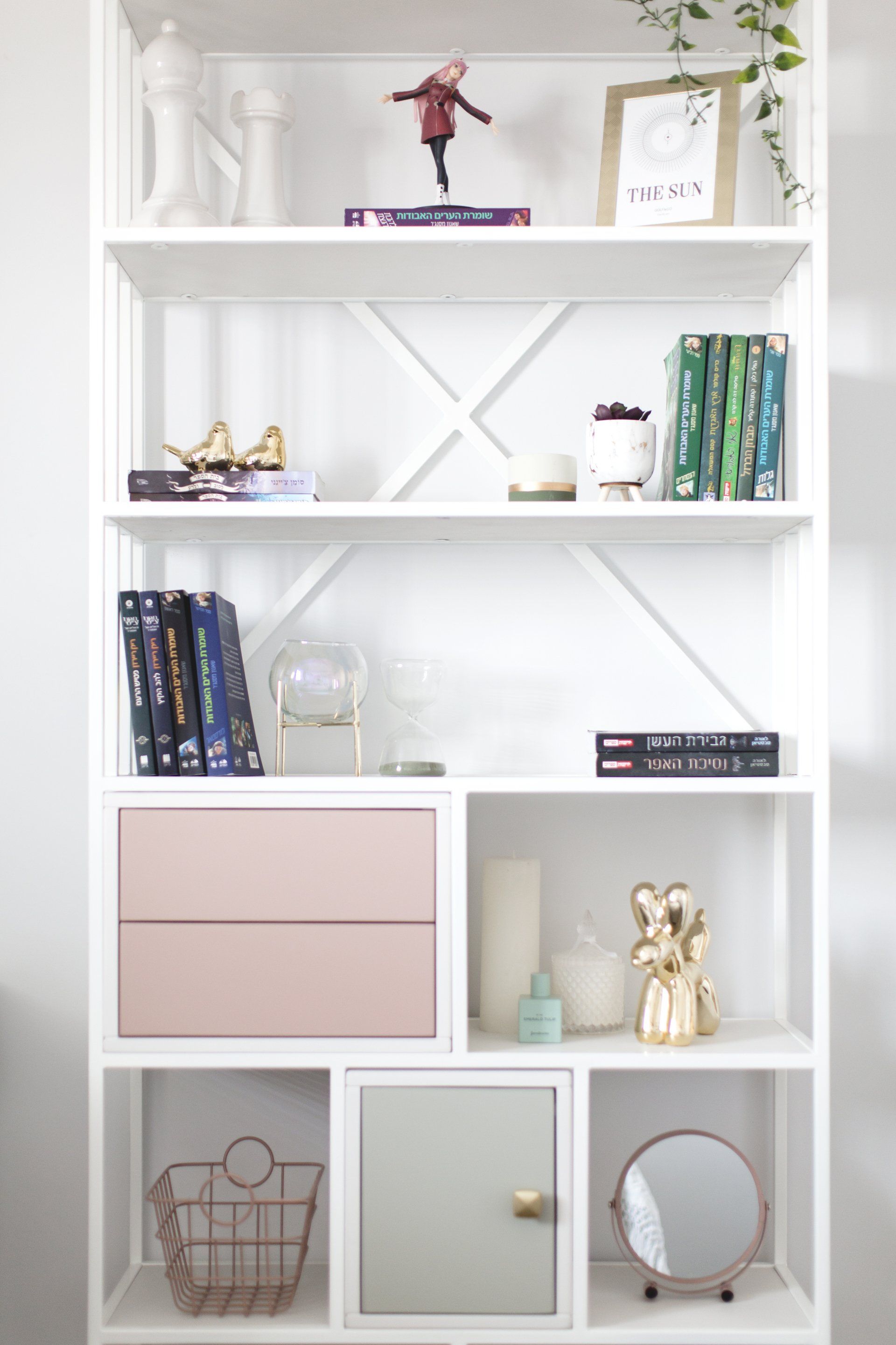 ארון מדפים עם מייצגים דקורטיביים חדר נערה מעוצב בסגנון בוהו בהשראת יעדים טרופיים עם רהיטי קש  הקסם היפני בעיצוב של מעצבת פנים ומלבישה בתים ג׳ני ויאליך jenyvstudio