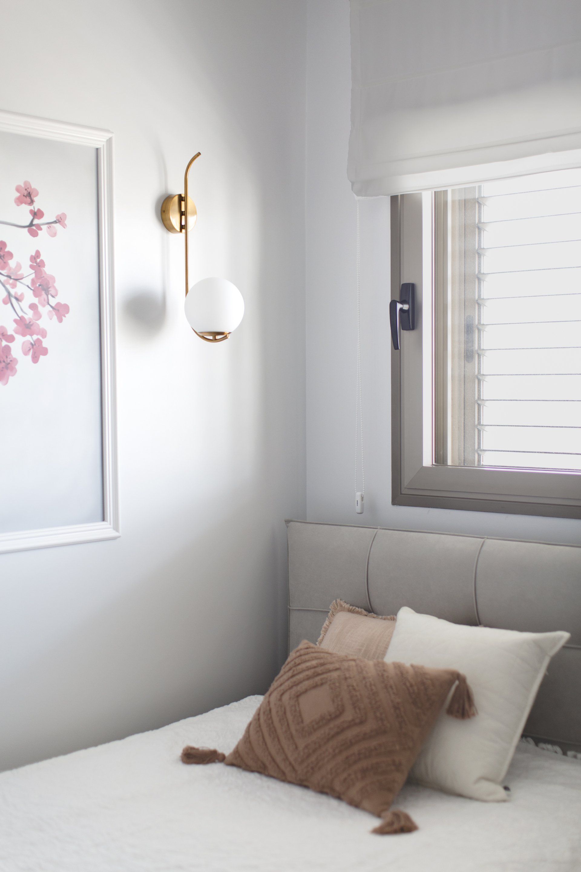 כריות נוי  מבד קטיפה חדר נערה מעוצב בסגנון בוהו בהשראת יעדים טרופיים עם רהיטי קש  הקסם היפני בעיצוב של מעצבת פנים ומלבישה בתים ג׳ני ויאליך jenyvstudio