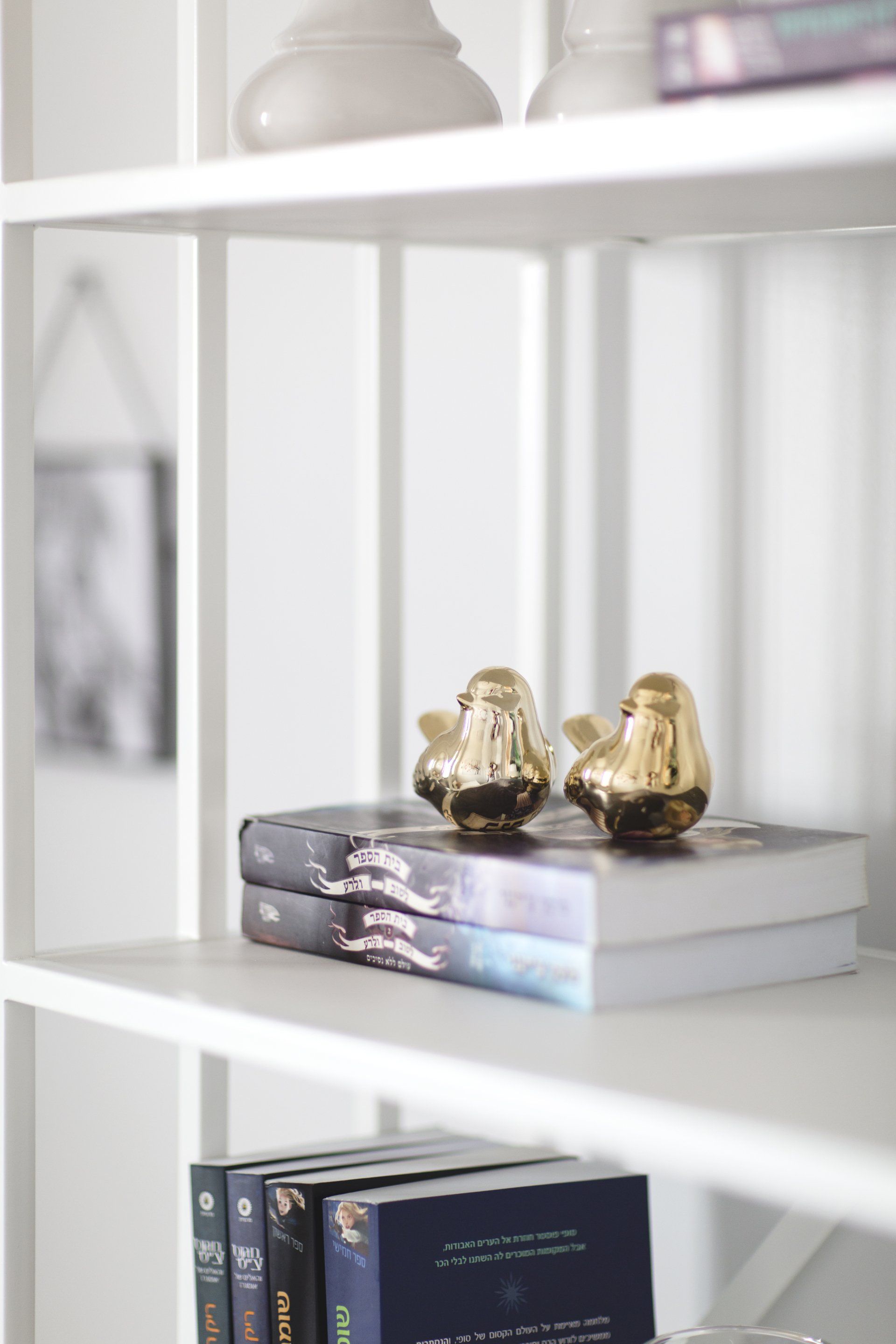 ארון מדפים עם מייצגים דקורטיביים חדר נערה מעוצב בסגנון בוהו בהשראת יעדים טרופיים עם רהיטי קש  הקסם היפני בעיצוב של מעצבת פנים ומלבישה בתים ג׳ני ויאליך jenyvstudio