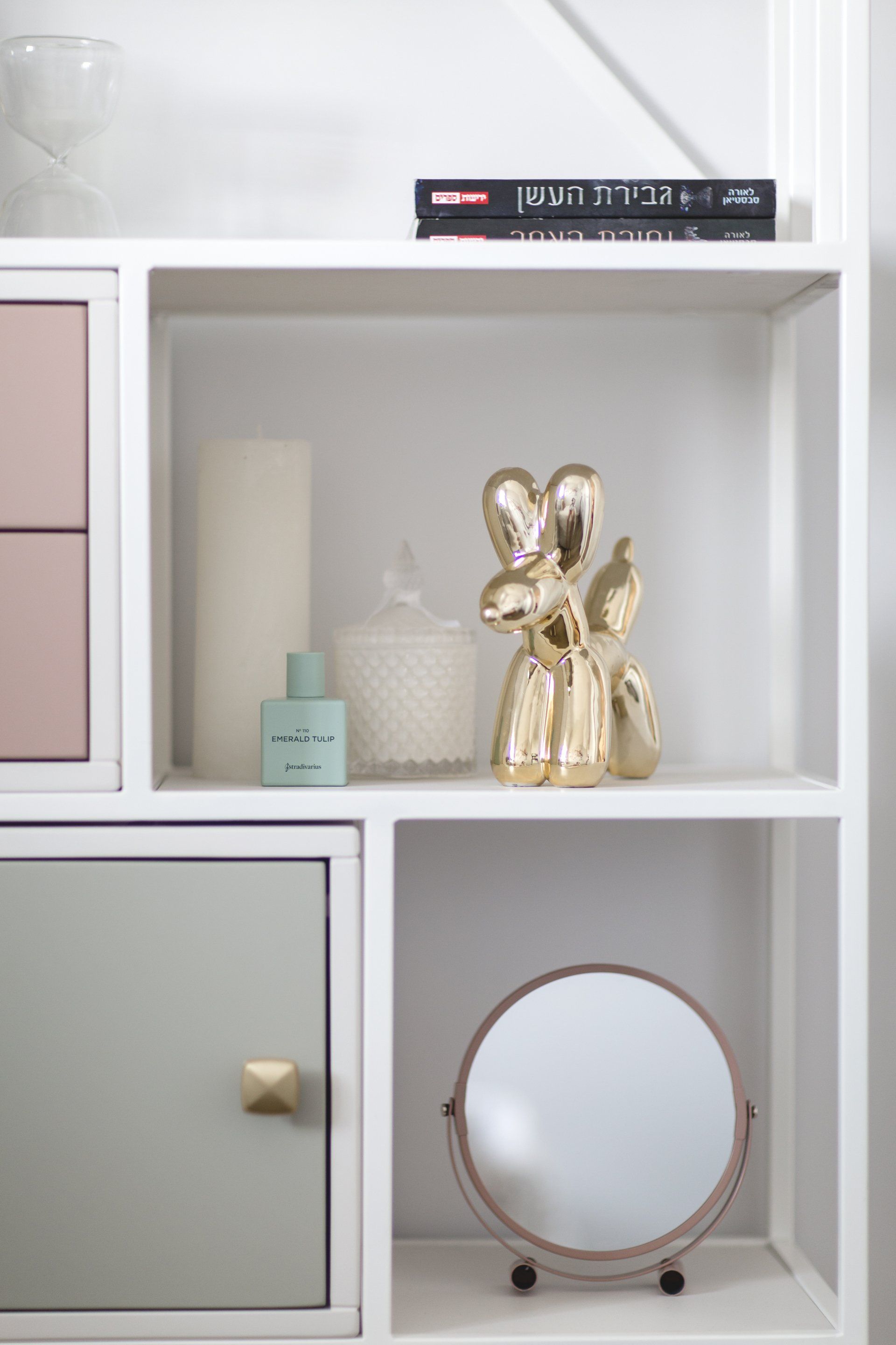 ארון מדפים עם מייצגים דקורטיביים חדר נערה מעוצב בסגנון בוהו בהשראת יעדים טרופיים עם רהיטי קש  הקסם היפני בעיצוב של מעצבת פנים ומלבישה בתים ג׳ני ויאליך jenyvstudio