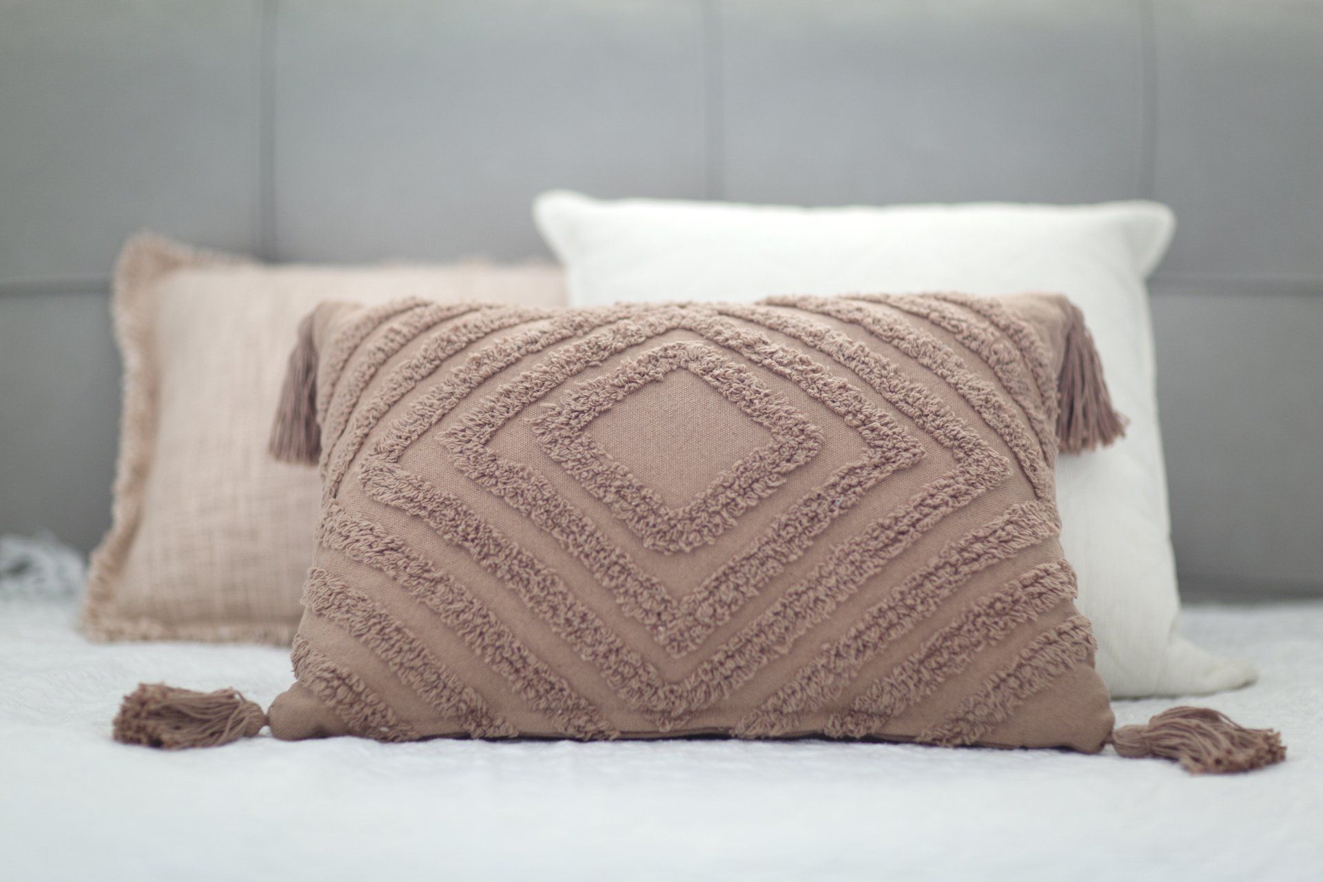 כריות נוי  מבד קטיפה חדר נערה מעוצב בסגנון בוהו בהשראת יעדים טרופיים עם רהיטי קש  הקסם היפני בעיצוב של מעצבת פנים ומלבישה בתים ג׳ני ויאליך jenyvstudio