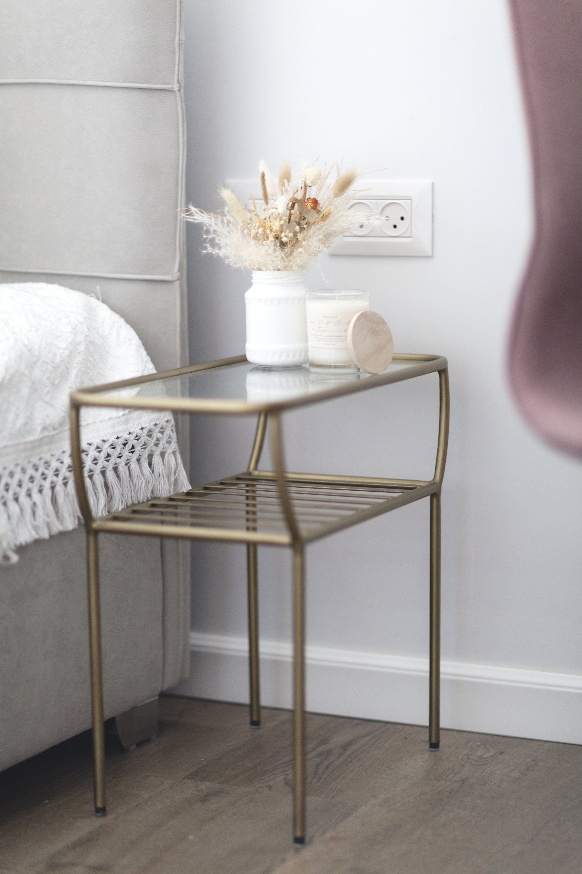 צמחים מיובשים ונרות נוי חדר נערה מעוצב בסגנון בוהו בהשראת יעדים טרופיים עם רהיטי קש  הקסם היפני בעיצוב של מעצבת פנים ומלבישה בתים ג׳ני ויאליך jenyvstudio