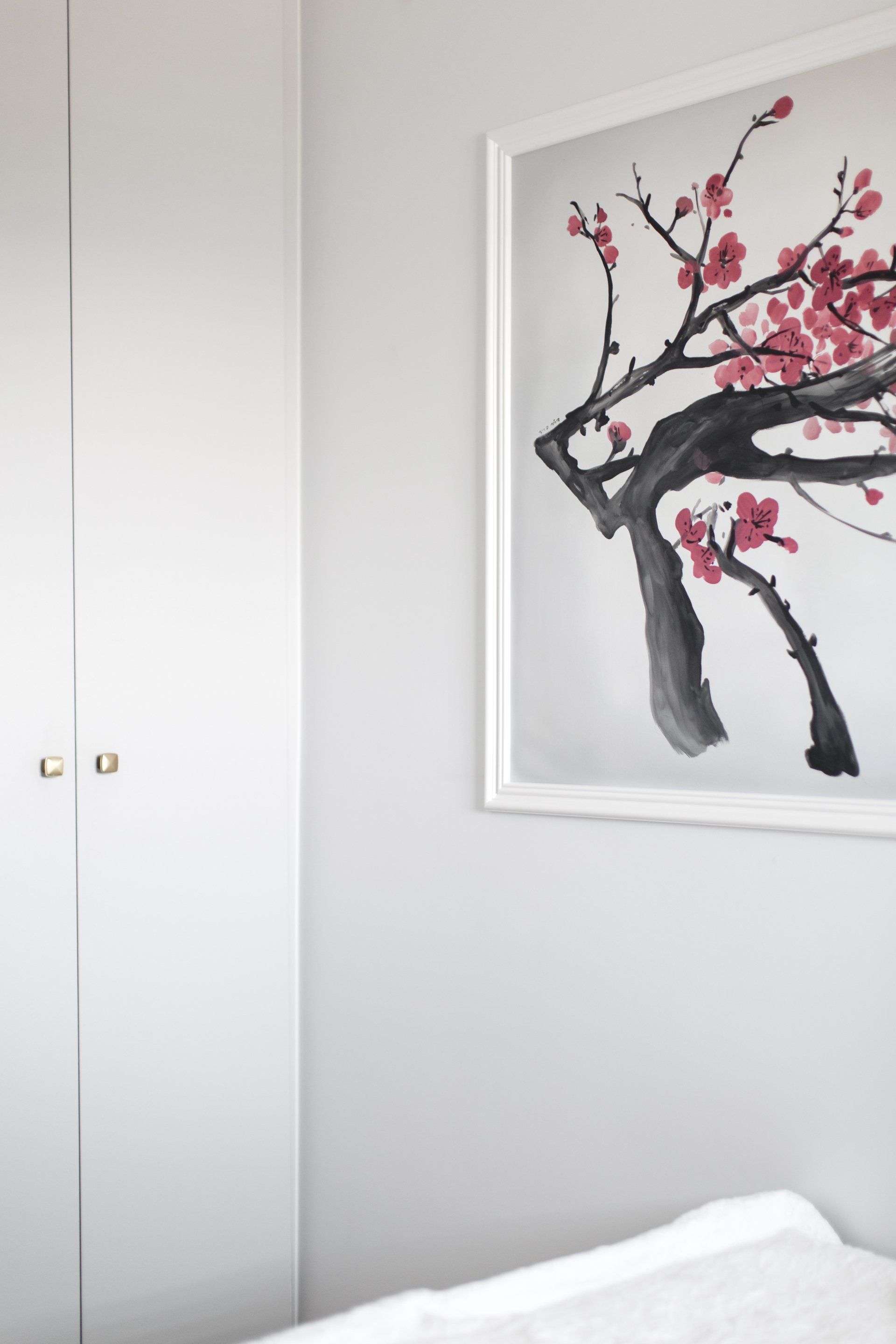 תמונת קיר עם פריחת הדובדבן חדר נערה מעוצב בסגנון בוהו בהשראת יעדים טרופיים עם רהיטי קש  הקסם היפני בעיצוב של מעצבת פנים ומלבישה בתים ג׳ני ויאליך jenyvstudio