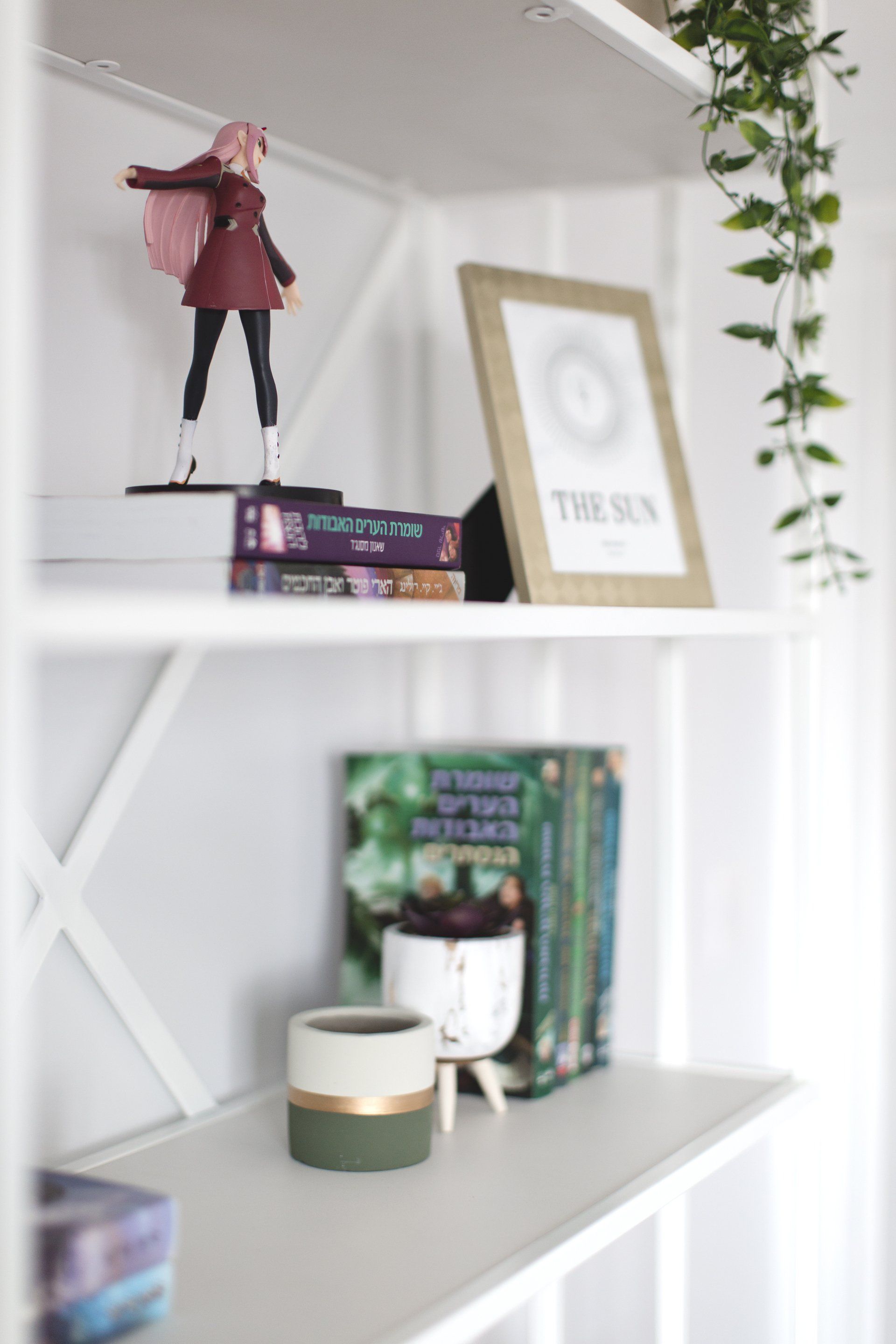 צמחים מיובשים ונרות נוי חדר נערה מעוצב בסגנון בוהו בהשראת יעדים טרופיים עם רהיטי קש  הקסם היפני בעיצוב של מעצבת פנים ומלבישה בתים ג׳ני ויאליך jenyvstudio