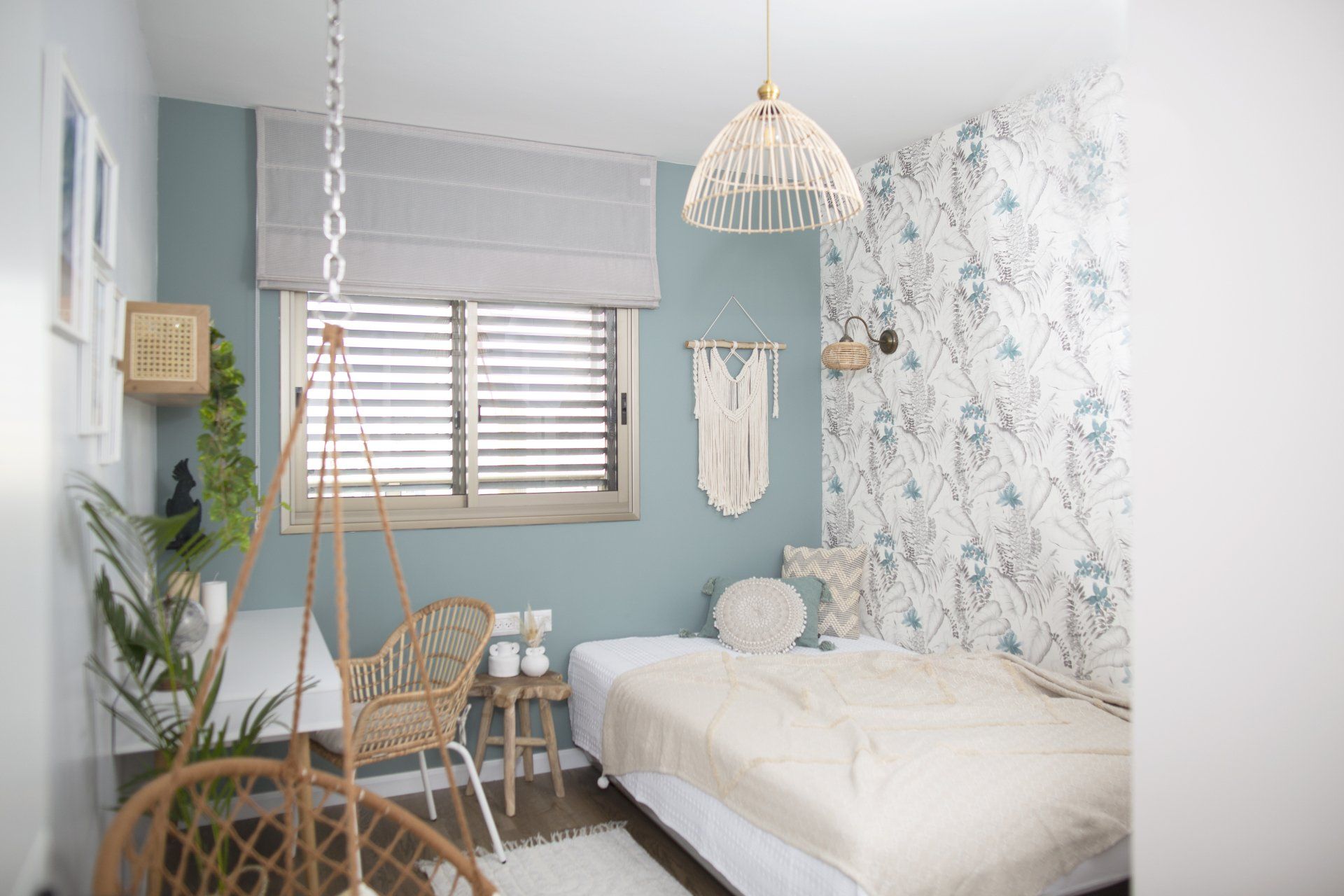 טפט עלים ופרחים חדר מקלחת מעוצב אלגנטי ומודרני עם  מקלחון זכוכית וארון עץ חופשה ללא טיסה בעיצוב של מעצבת פנים ומלבישה בתים ג׳ני ויאליך jenyvstudio