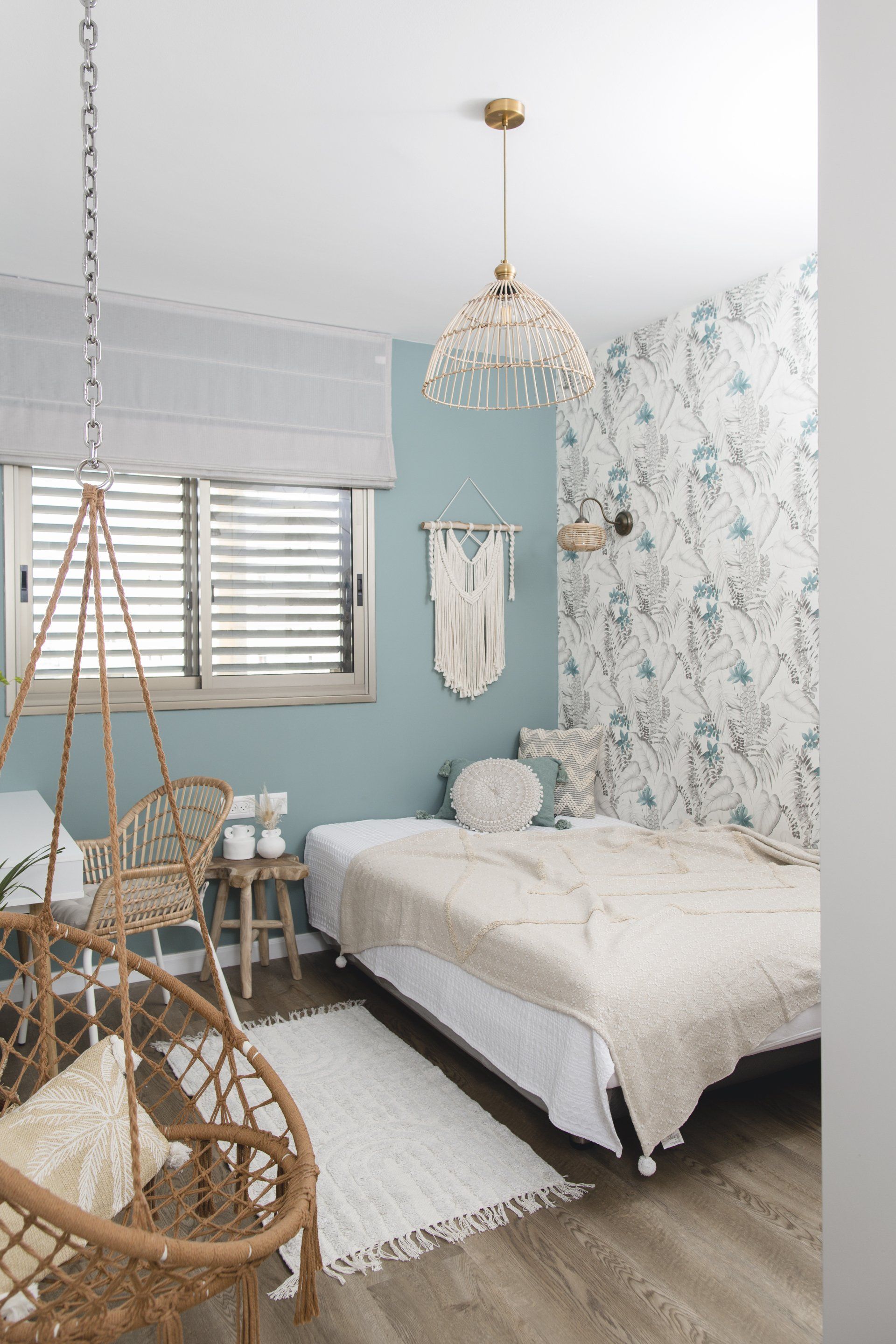 תמונות קיר בהשראת חופשה והמון צמחים חדר מקלחת מעוצב אלגנטי ומודרני עם  מקלחון זכוכית וארון עץ חופשה ללא טיסה בעיצוב של מעצבת פנים ומלבישה בתים ג׳ני ויאליך jenyvstudio