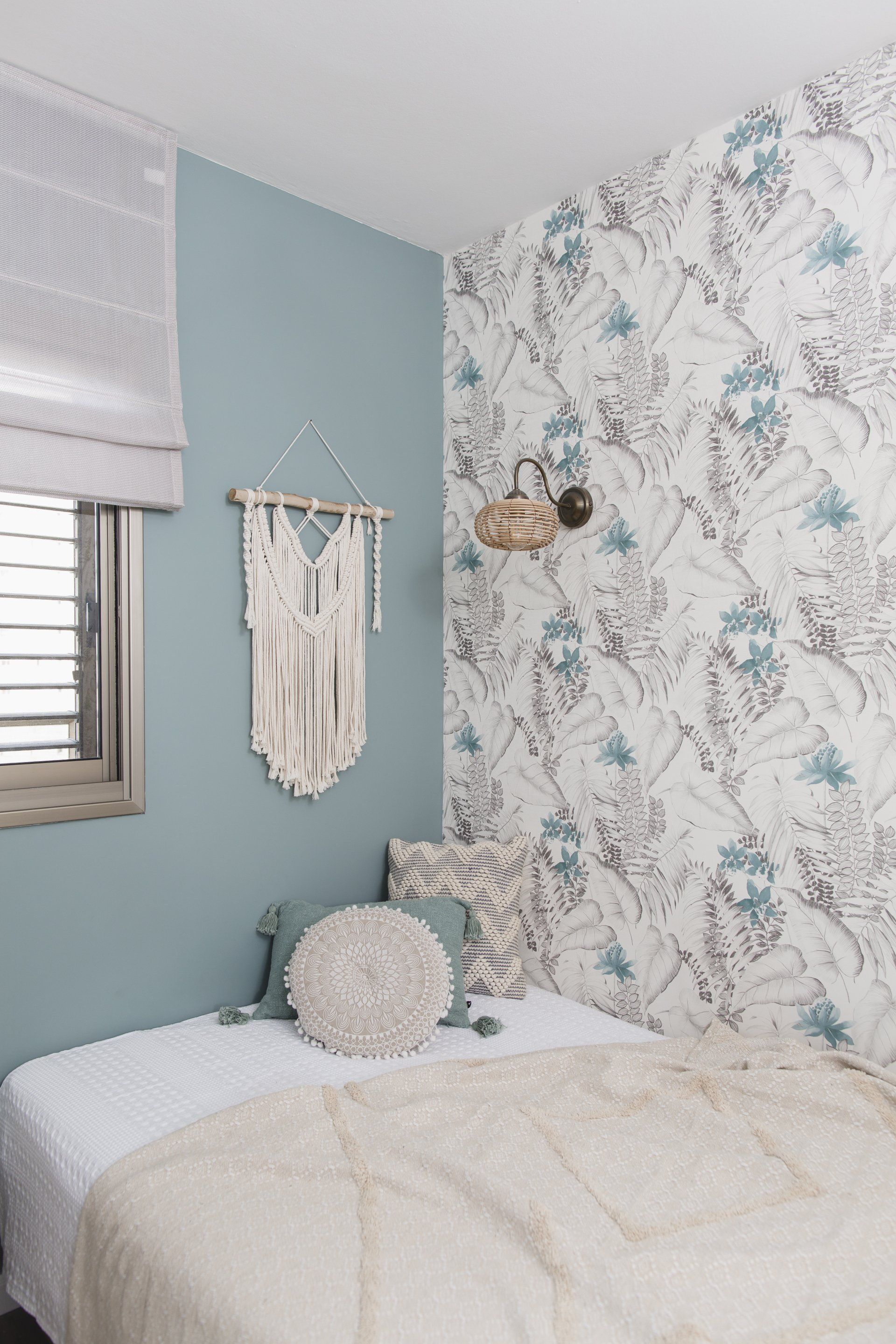 תמונות קיר בהשראת חופשה והמון צמחים חדר מקלחת מעוצב אלגנטי ומודרני עם  מקלחון זכוכית וארון עץ חופשה ללא טיסה בעיצוב של מעצבת פנים ומלבישה בתים ג׳ני ויאליך jenyvstudio