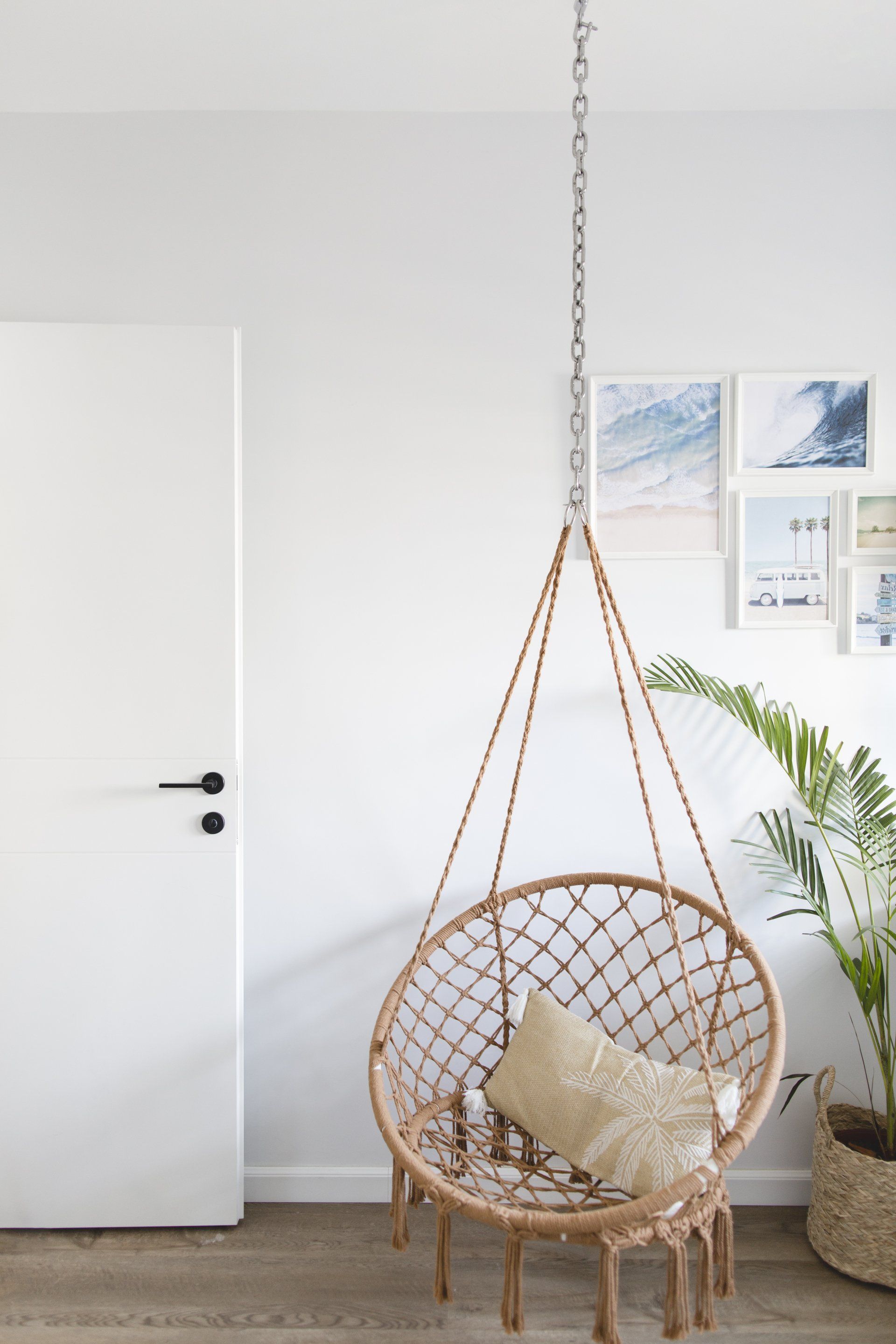 נדנדה בסגנון בוהו חדר מקלחת מעוצב אלגנטי ומודרני עם  מקלחון זכוכית וארון עץ חופשה ללא טיסה בעיצוב של מעצבת פנים ומלבישה בתים ג׳ני ויאליך jenyvstudio