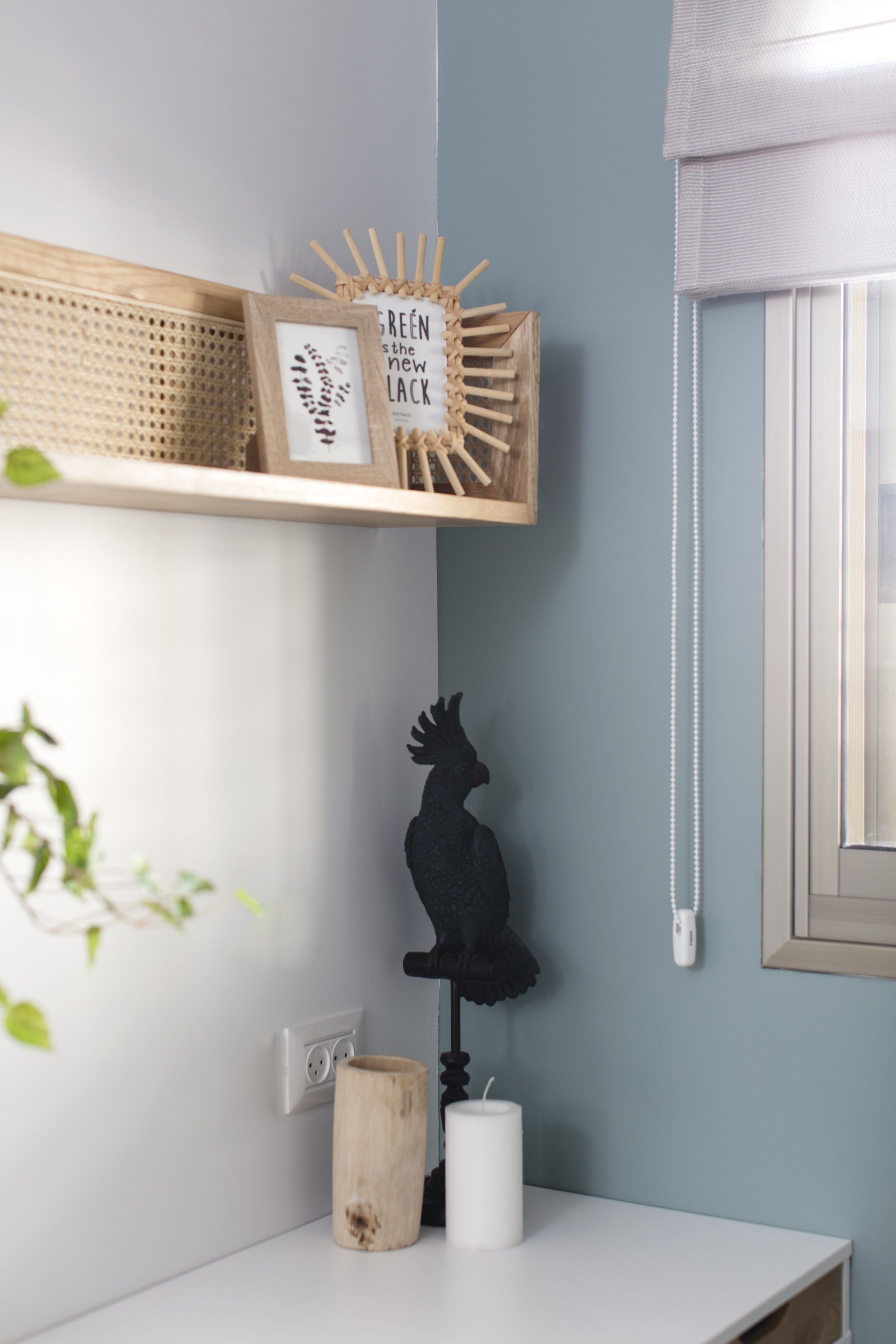 תמונות קיר בהשראת חופשה והמון צמחים חדר מקלחת מעוצב אלגנטי ומודרני עם  מקלחון זכוכית וארון עץ חופשה ללא טיסה בעיצוב של מעצבת פנים ומלבישה בתים ג׳ני ויאליך jenyvstudio