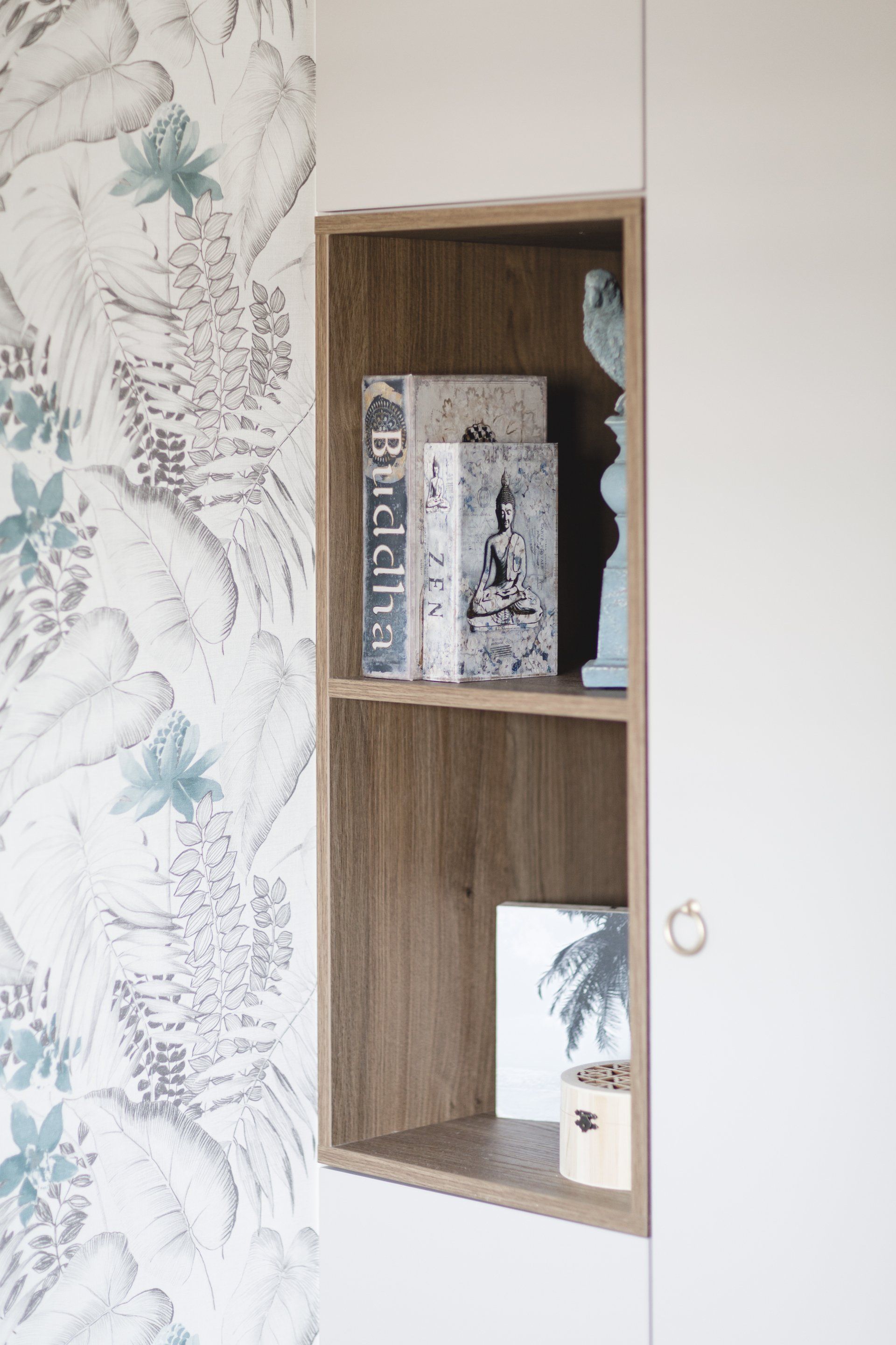 טפט עלים ופרחים חדר מקלחת מעוצב אלגנטי ומודרני עם  מקלחון זכוכית וארון עץ חופשה ללא טיסה בעיצוב של מעצבת פנים ומלבישה בתים ג׳ני ויאליך jenyvstudio