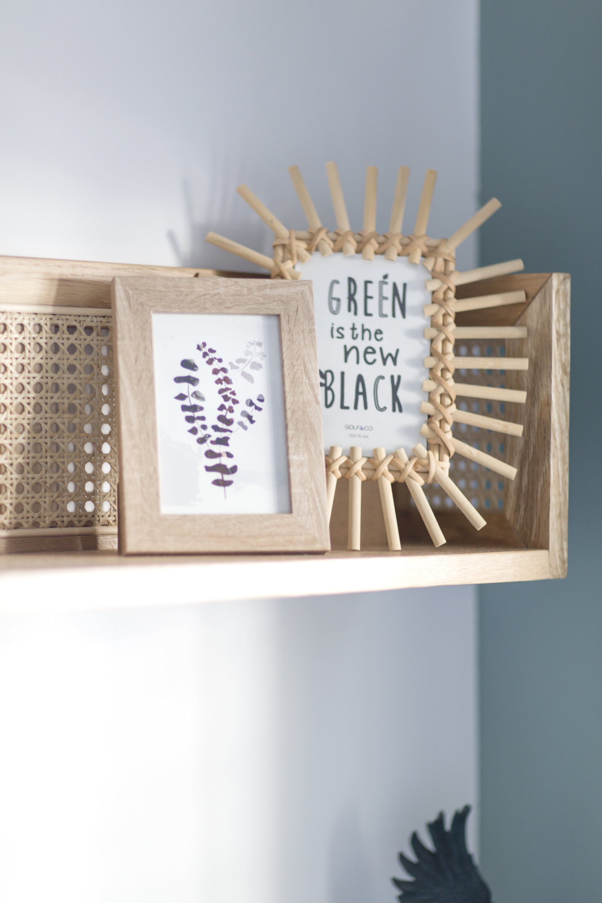 תמונות קיר בהשראת חופשה והמון צמחים חדר מקלחת מעוצב אלגנטי ומודרני עם  מקלחון זכוכית וארון עץ חופשה ללא טיסה בעיצוב של מעצבת פנים ומלבישה בתים ג׳ני ויאליך jenyvstudio