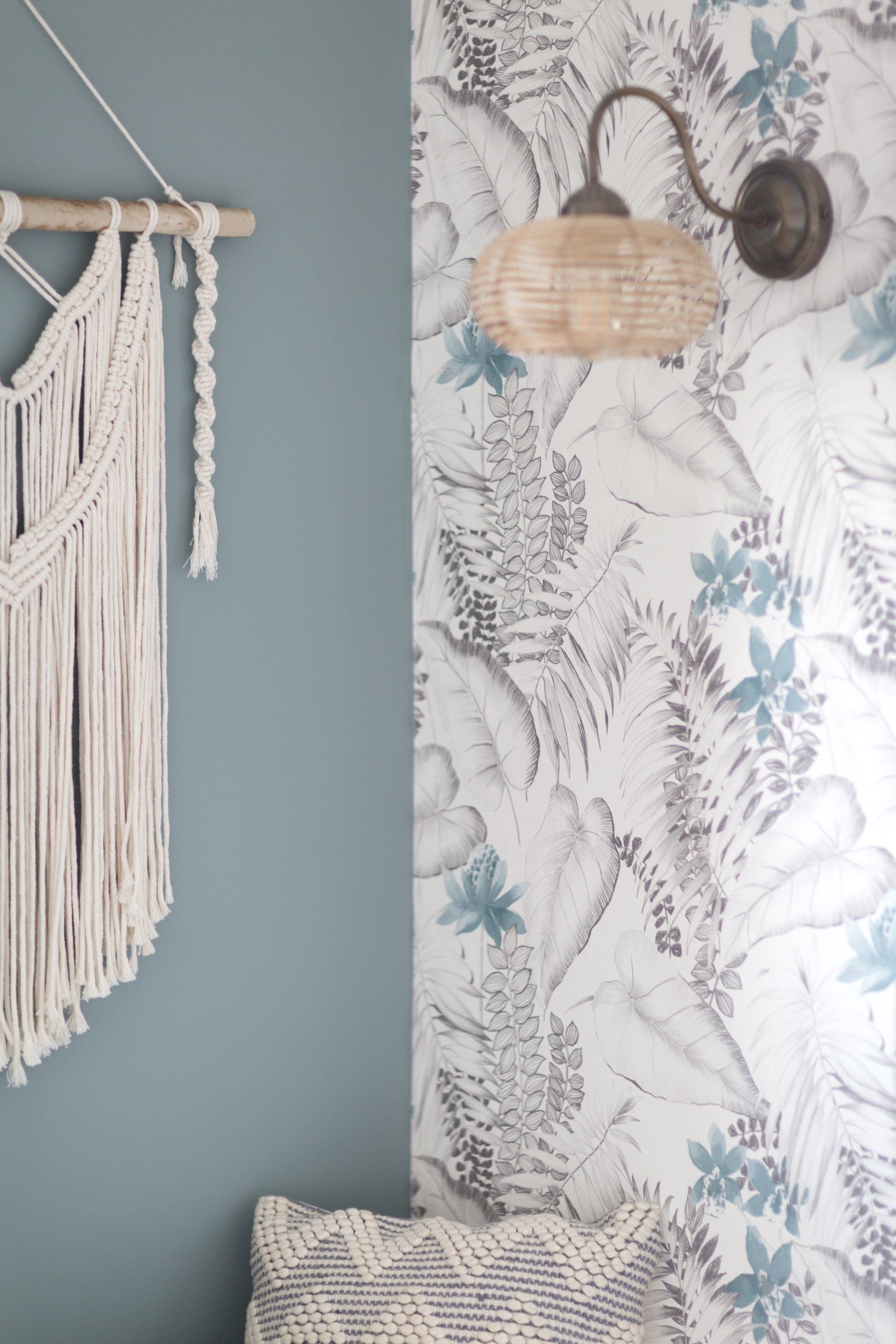 טפט עלים ופרחים חדר מקלחת מעוצב אלגנטי ומודרני עם  מקלחון זכוכית וארון עץ חופשה ללא טיסה בעיצוב של מעצבת פנים ומלבישה בתים ג׳ני ויאליך jenyvstudio