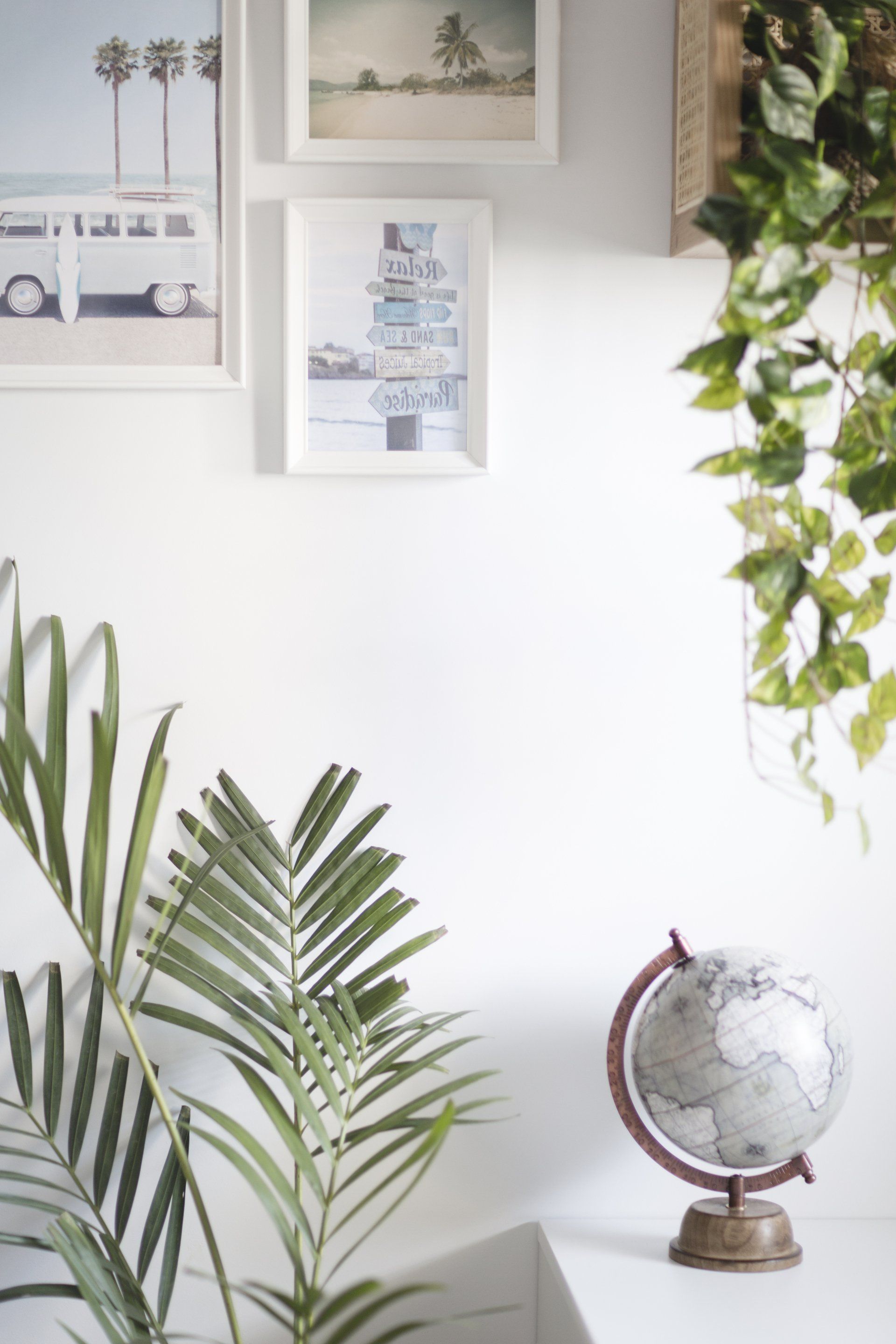 תמונות קיר בהשראת חופשה והמון צמחים חדר מקלחת מעוצב אלגנטי ומודרני עם  מקלחון זכוכית וארון עץ חופשה ללא טיסה בעיצוב של מעצבת פנים ומלבישה בתים ג׳ני ויאליך jenyvstudio