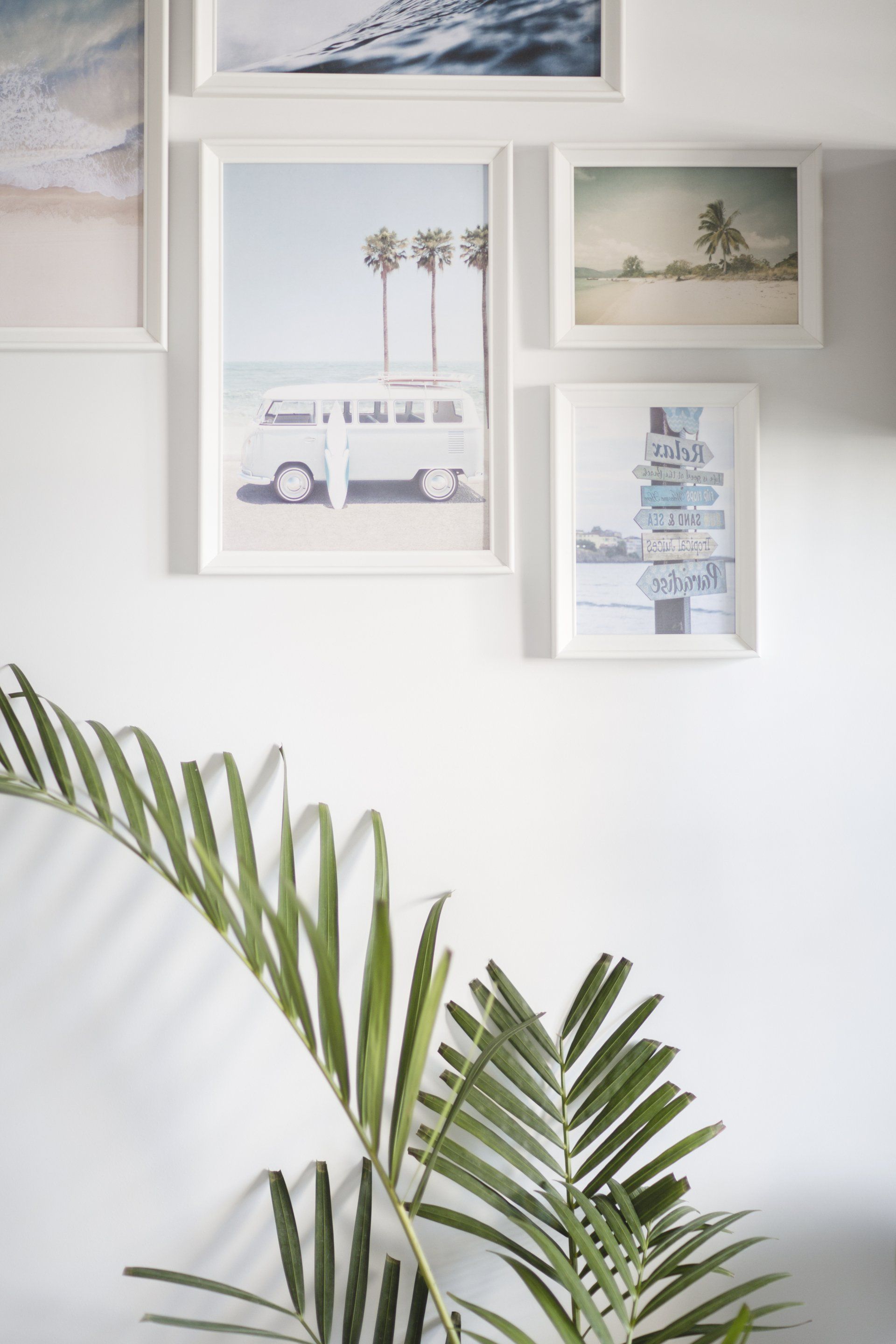 תמונות קיר בהשראת חופשה והמון צמחים חדר מקלחת מעוצב אלגנטי ומודרני עם  מקלחון זכוכית וארון עץ חופשה ללא טיסה בעיצוב של מעצבת פנים ומלבישה בתים ג׳ני ויאליך jenyvstudio