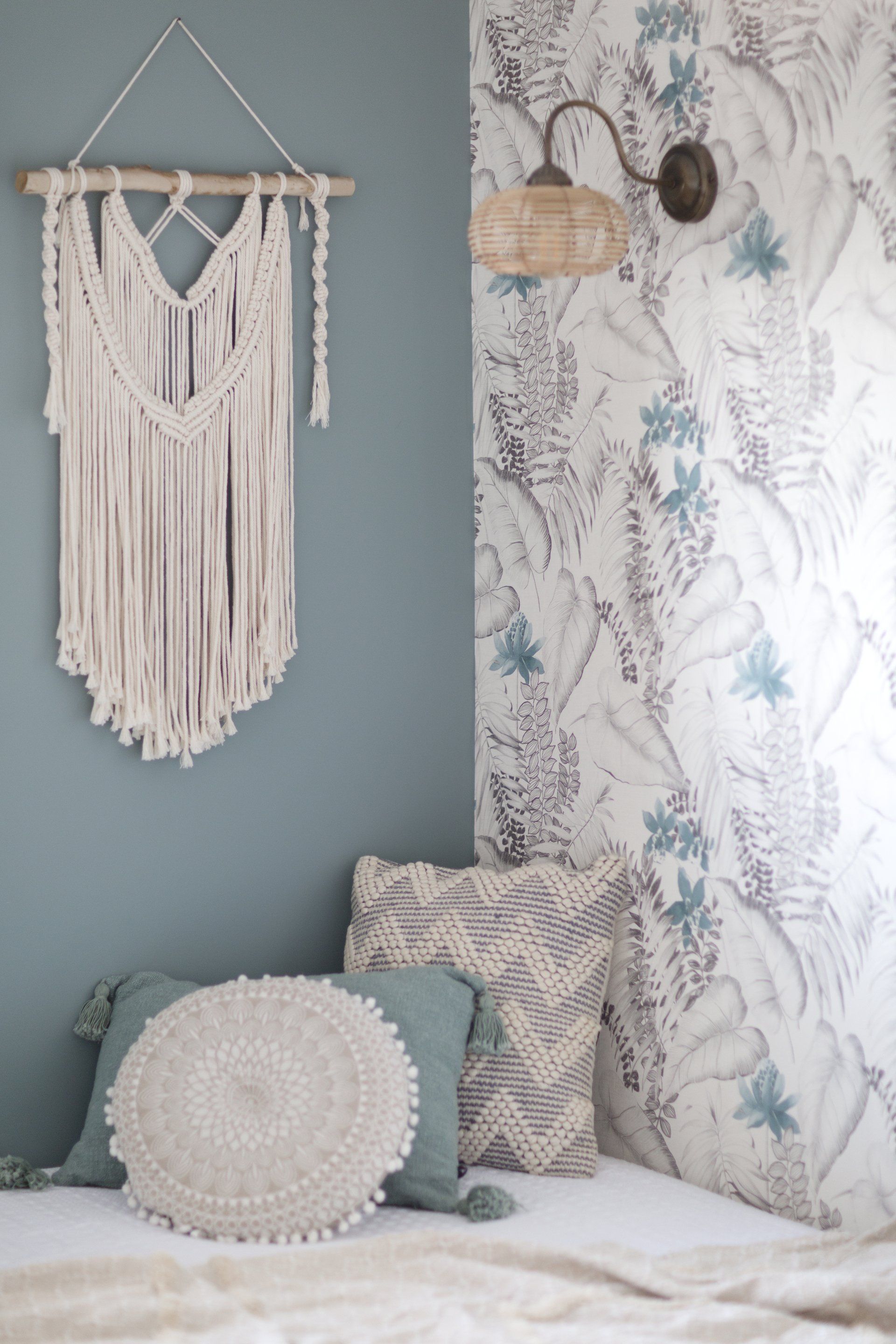 מקרמה דקור בסגנון בוהו חדר מקלחת מעוצב אלגנטי ומודרני עם  מקלחון זכוכית וארון עץ חופשה ללא טיסה בעיצוב של מעצבת פנים ומלבישה בתים ג׳ני ויאליך jenyvstudio