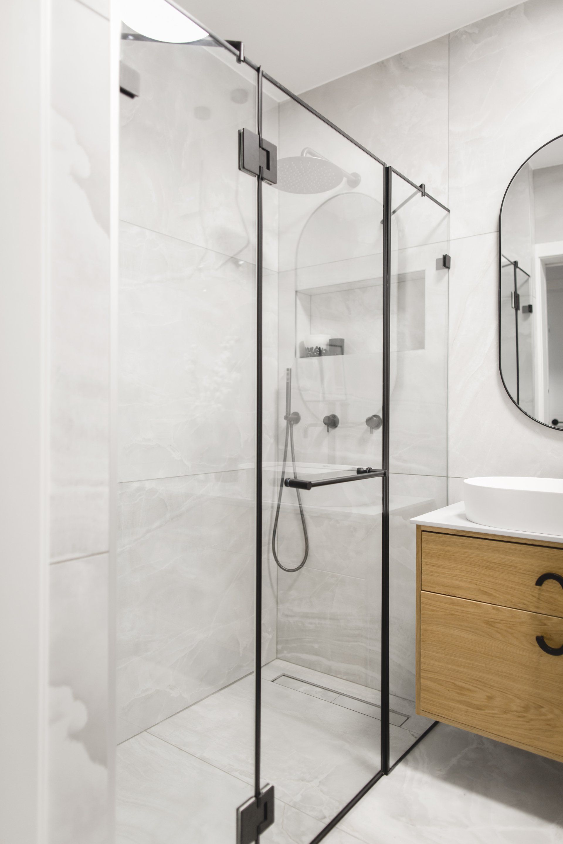 אריח גדול חלל ציבורי משלב סלון ומטבח בסגנון אלגנטי להתרחץ בקלאס בעיצוב של מעצבת פנים ומלבישה בתים ג׳ני ויאליך jenyvstudio