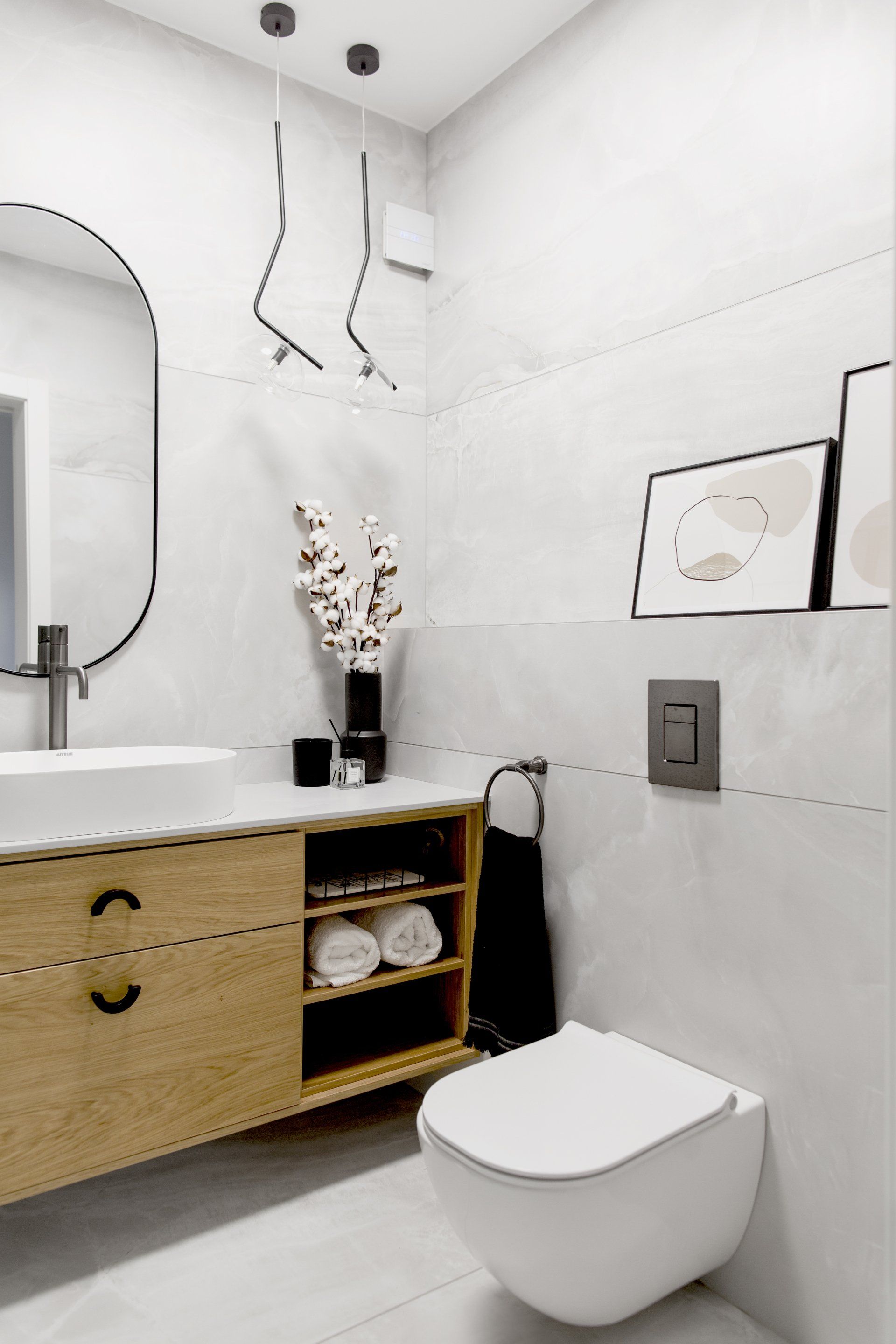 מראהת וינטג׳ סגלגל חלל ציבורי משלב סלון ומטבח בסגנון אלגנטי להתרחץ בקלאס בעיצוב של מעצבת פנים ומלבישה בתים ג׳ני ויאליך jenyvstudio