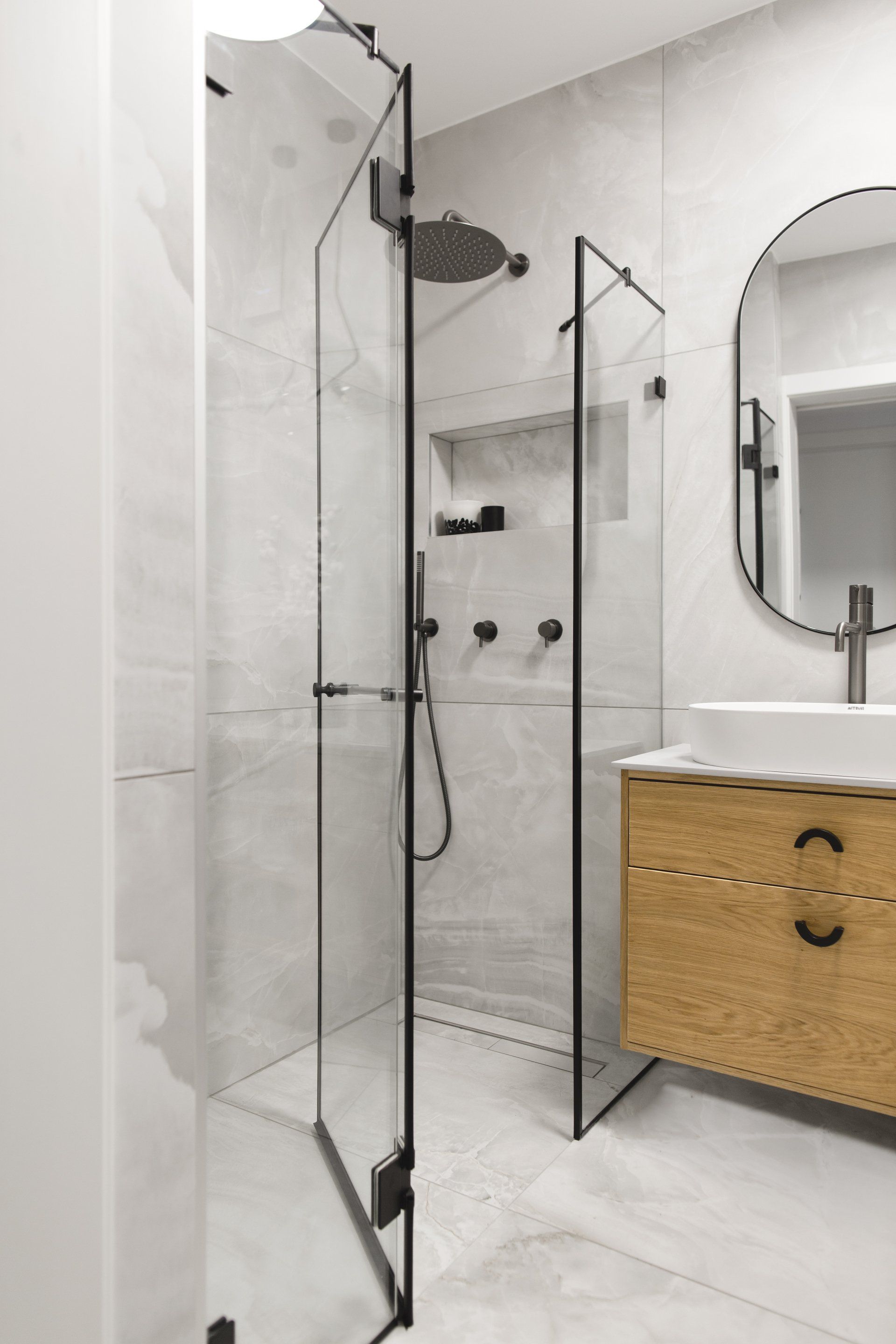 אריח גדול חלל ציבורי משלב סלון ומטבח בסגנון אלגנטי להתרחץ בקלאס בעיצוב של מעצבת פנים ומלבישה בתים ג׳ני ויאליך jenyvstudio