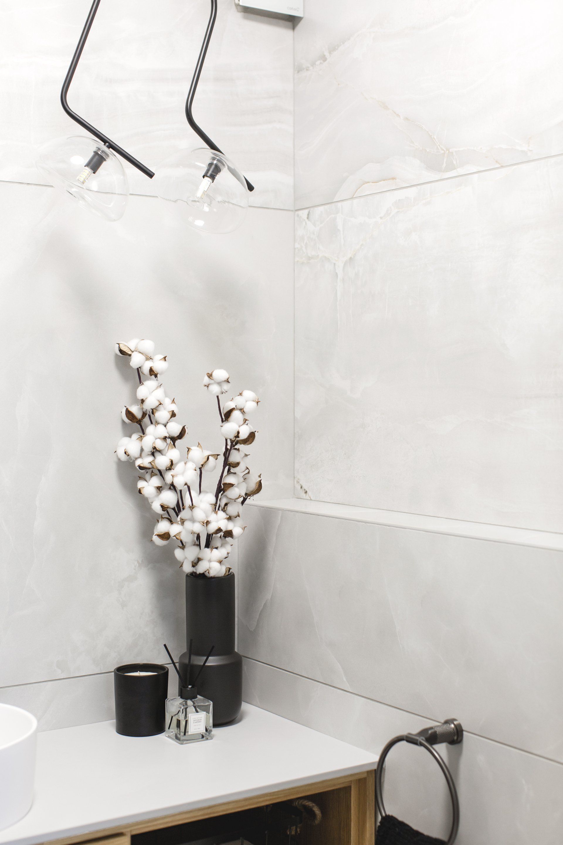 אלמנט דקור  פרחי כותנה חלל ציבורי משלב סלון ומטבח בסגנון אלגנטי להתרחץ בקלאס בעיצוב של מעצבת פנים ומלבישה בתים ג׳ני ויאליך jenyvstudio