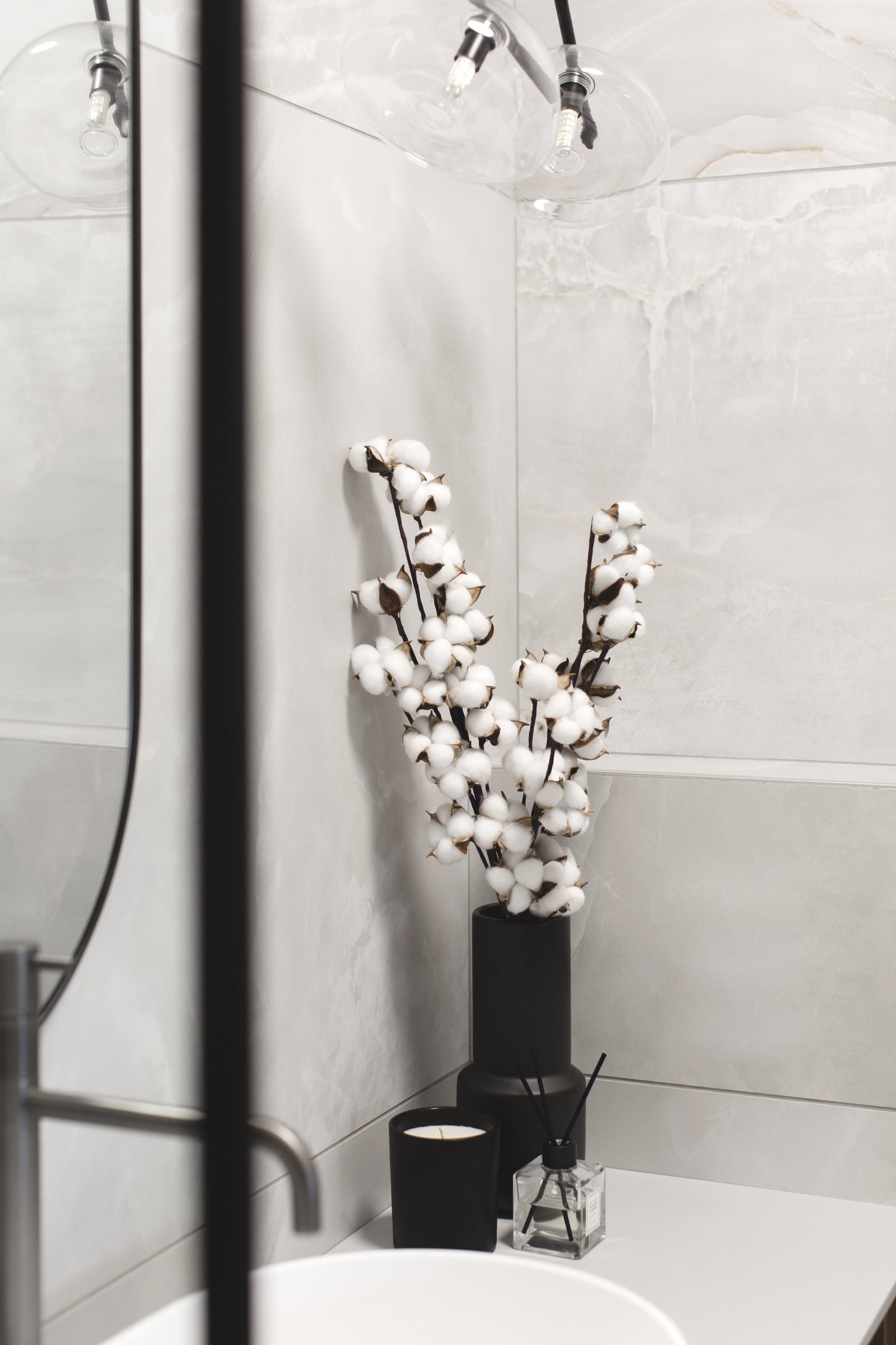 נרות ואגרטל שחור חלל ציבורי משלב סלון ומטבח בסגנון אלגנטי להתרחץ בקלאס בעיצוב של מעצבת פנים ומלבישה בתים ג׳ני ויאליך jenyvstudio