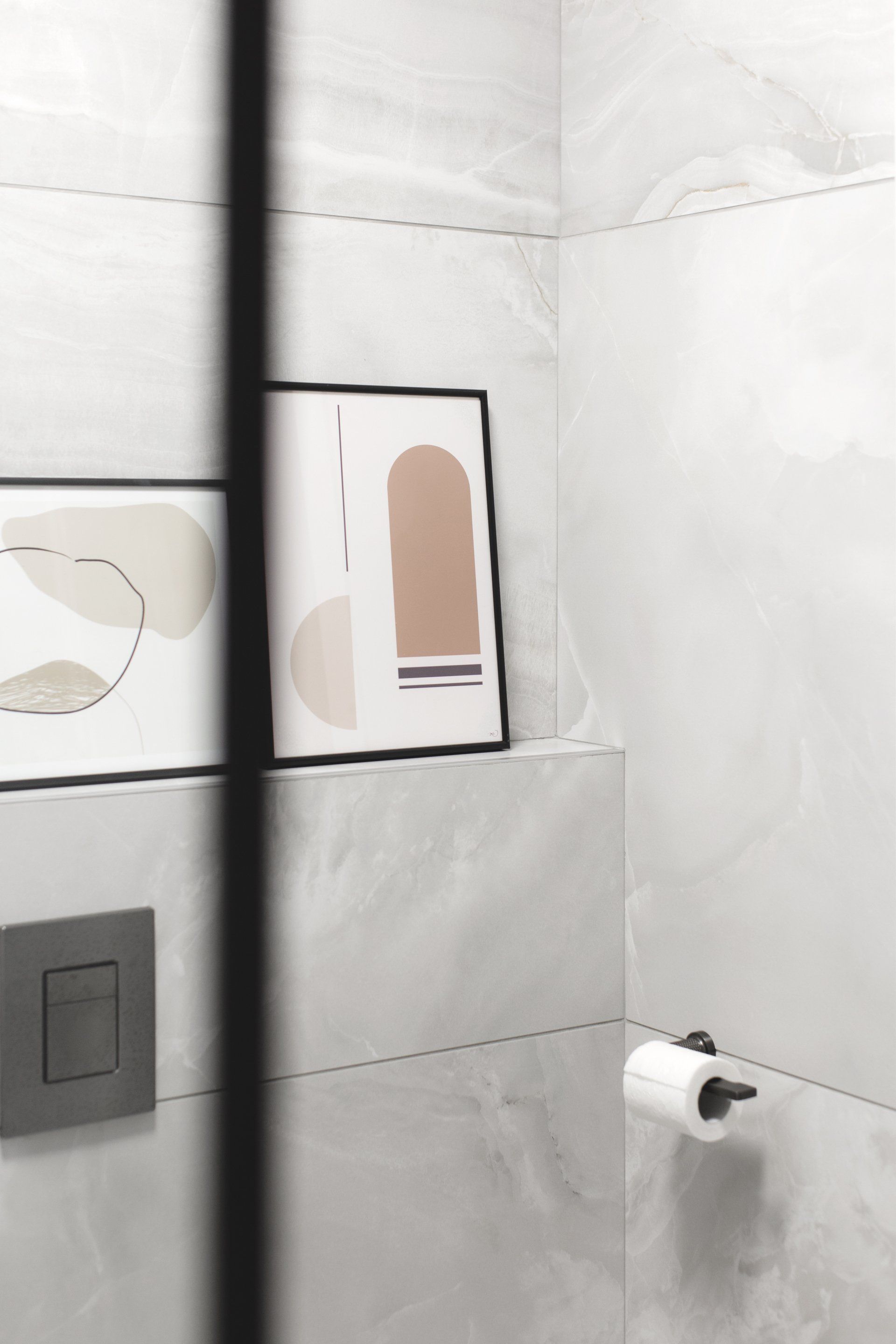 אריח גדול חלל ציבורי משלב סלון ומטבח בסגנון אלגנטי להתרחץ בקלאס בעיצוב של מעצבת פנים ומלבישה בתים ג׳ני ויאליך jenyvstudio