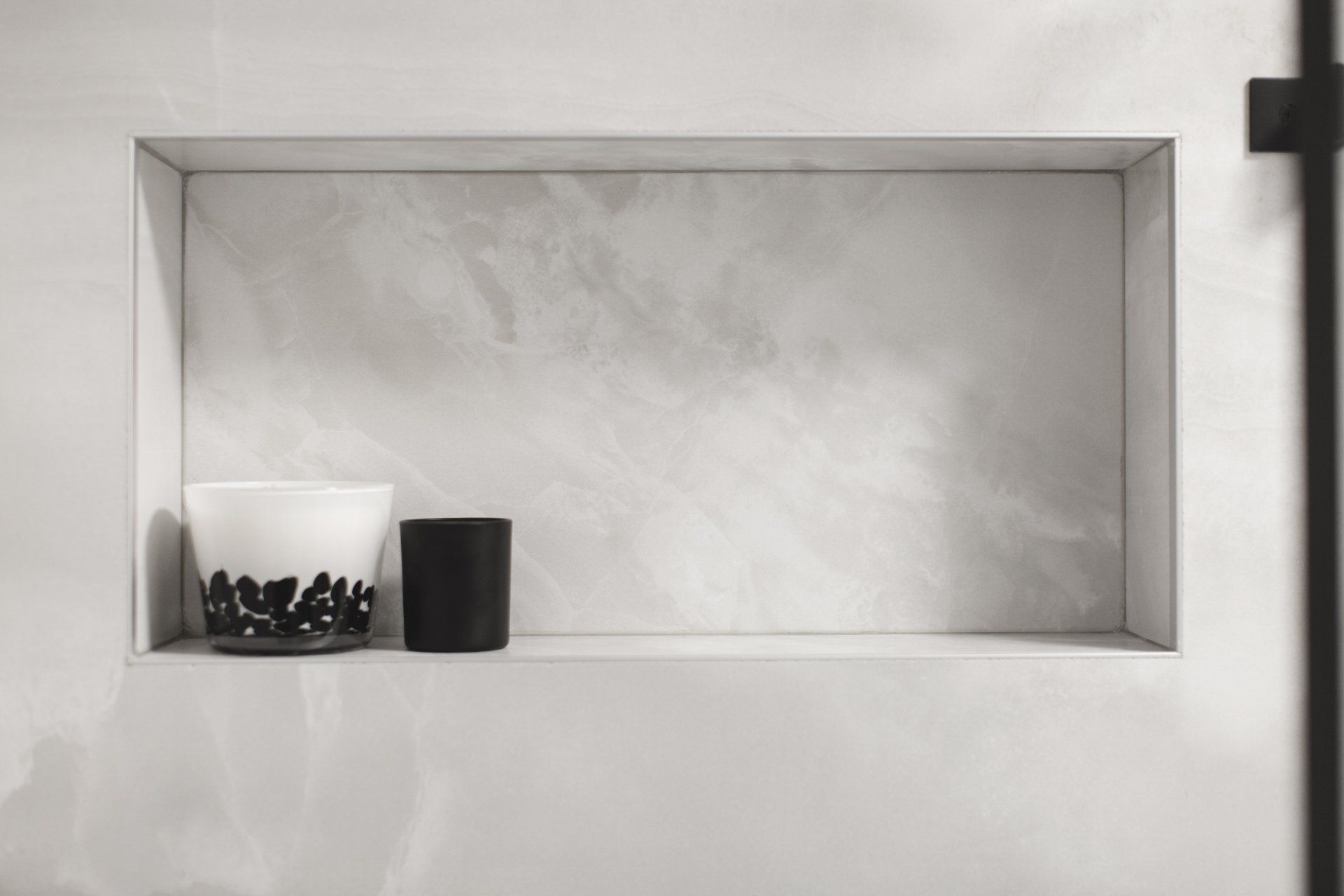 אריח גדול חלל ציבורי משלב סלון ומטבח בסגנון אלגנטי להתרחץ בקלאס בעיצוב של מעצבת פנים ומלבישה בתים ג׳ני ויאליך jenyvstudio