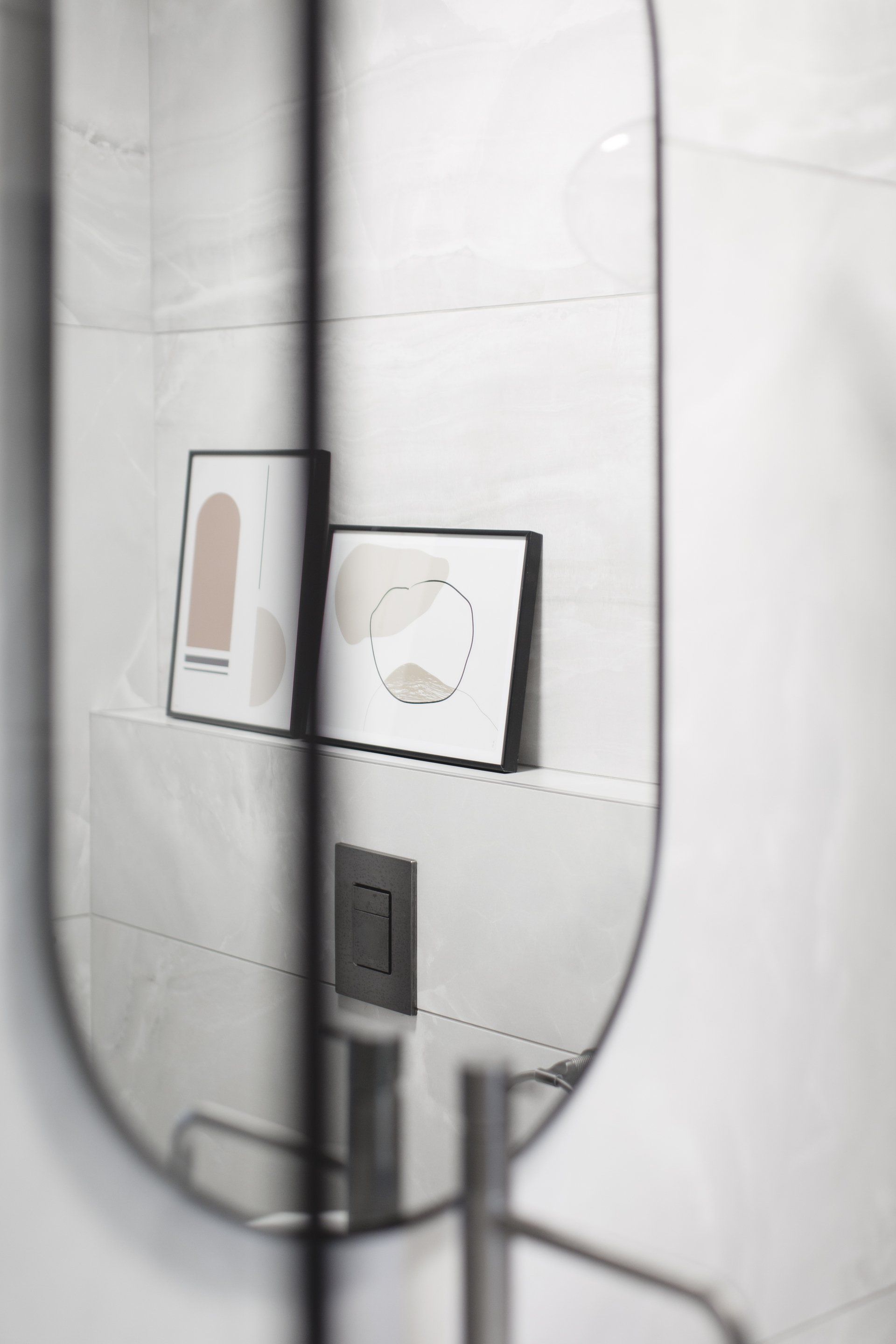 מראהת וינטג׳ סגלגל חלל ציבורי משלב סלון ומטבח בסגנון אלגנטי להתרחץ בקלאס בעיצוב של מעצבת פנים ומלבישה בתים ג׳ני ויאליך jenyvstudio