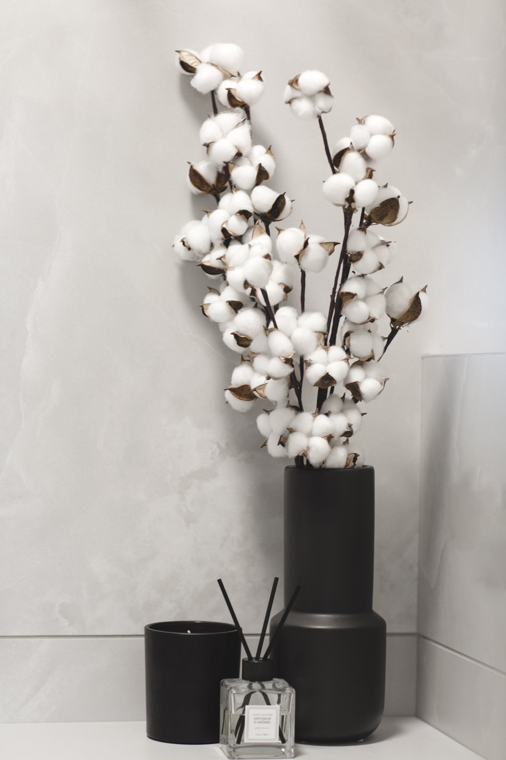 אלמנט דקור  פרחי כותנה חלל ציבורי משלב סלון ומטבח בסגנון אלגנטי להתרחץ בקלאס בעיצוב של מעצבת פנים ומלבישה בתים ג׳ני ויאליך jenyvstudio