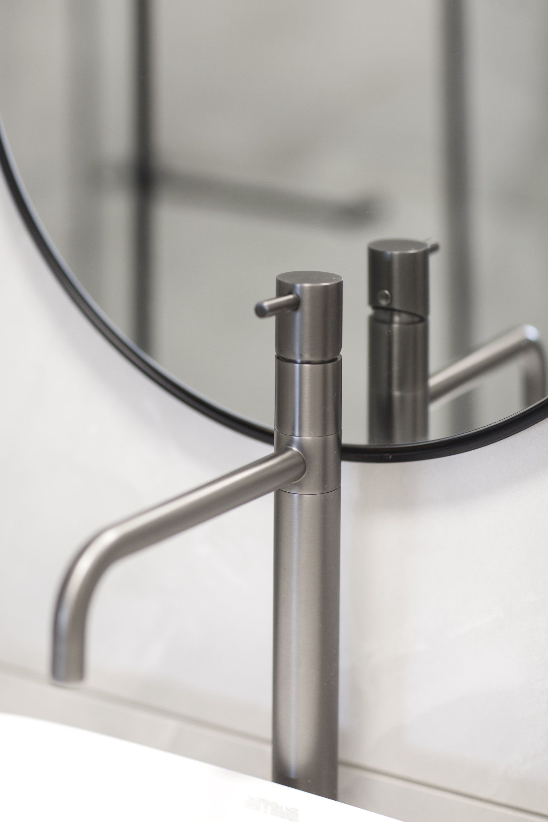 מראהת וינטג׳ סגלגל חלל ציבורי משלב סלון ומטבח בסגנון אלגנטי להתרחץ בקלאס בעיצוב של מעצבת פנים ומלבישה בתים ג׳ני ויאליך jenyvstudio