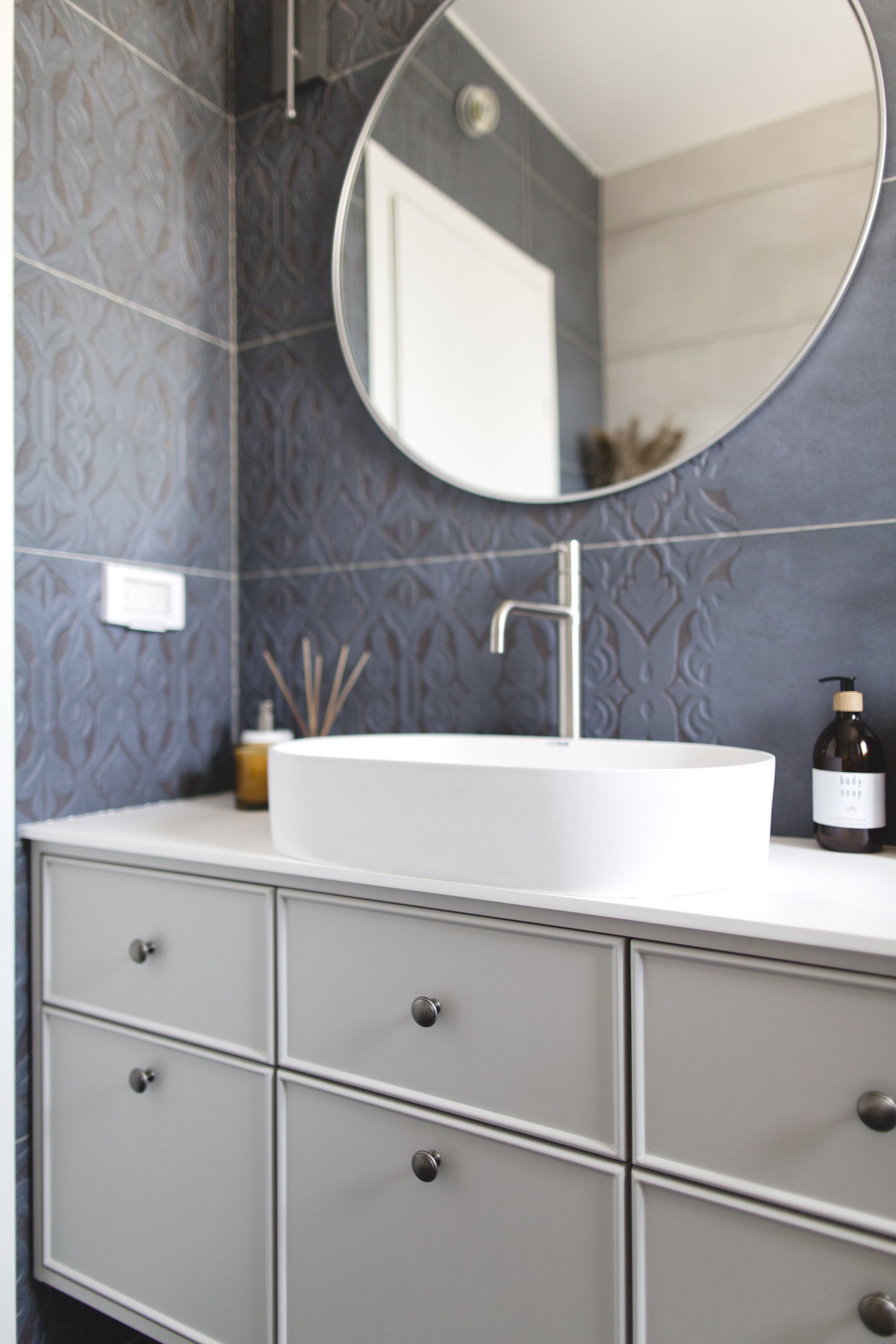 מקלחת מודרנית עם אריחים מעוטרים  לישון בסוויטה פסטלית בעיצוב של מעצבת פנים ומלבישה בתים ג׳ני ויאליך jenyvstudio