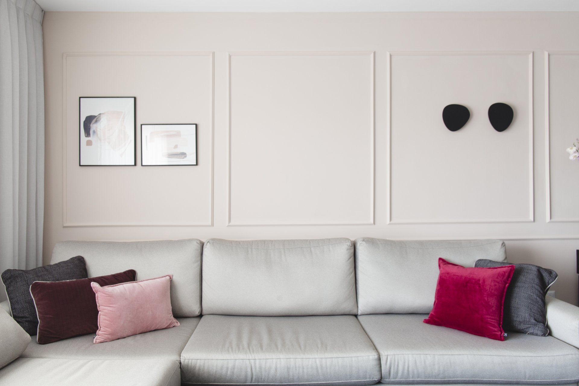 כריות נוי קטיפה בצבע פוקסיה סוויטת הורים מרווחת ואלגנטית בגוונים מרגיעים עם אלמנטים של עיצוב  מיוחדים חלל ציבורי אלגנטי בעיצוב של מעצבת פנים ומלבישה בתים ג׳ני ויאליך jenyvstudio