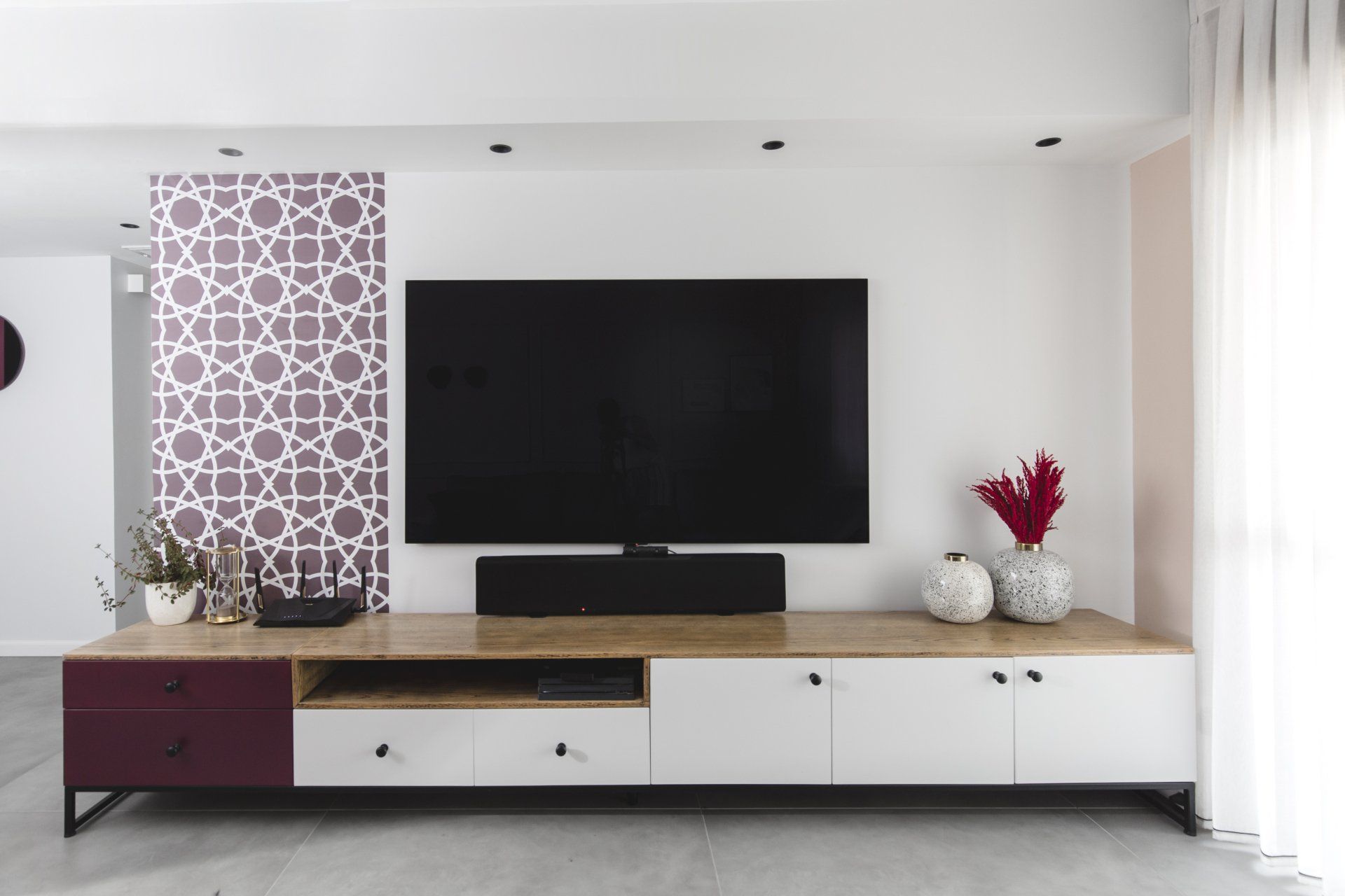 אגרטלים עם צמחים יבשים בצבע אדום בולט סוויטת הורים מרווחת ואלגנטית בגוונים מרגיעים עם אלמנטים של עיצוב  מיוחדים חלל ציבורי אלגנטי בעיצוב של מעצבת פנים ומלבישה בתים ג׳ני ויאליך jenyvstudio