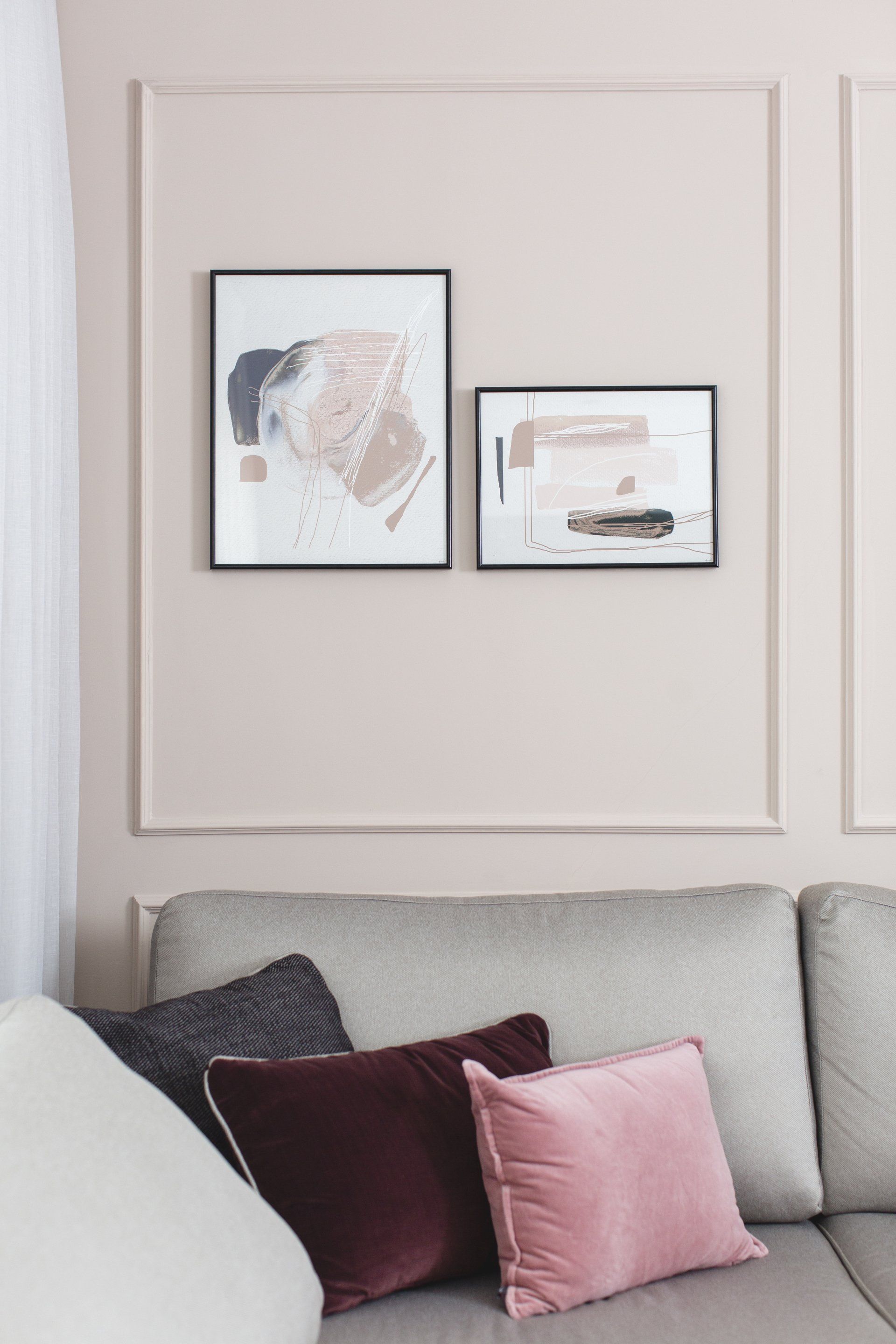 כריות נוי קטיפה בצבע פוקסיה סוויטת הורים מרווחת ואלגנטית בגוונים מרגיעים עם אלמנטים של עיצוב  מיוחדים חלל ציבורי אלגנטי בעיצוב של מעצבת פנים ומלבישה בתים ג׳ני ויאליך jenyvstudio