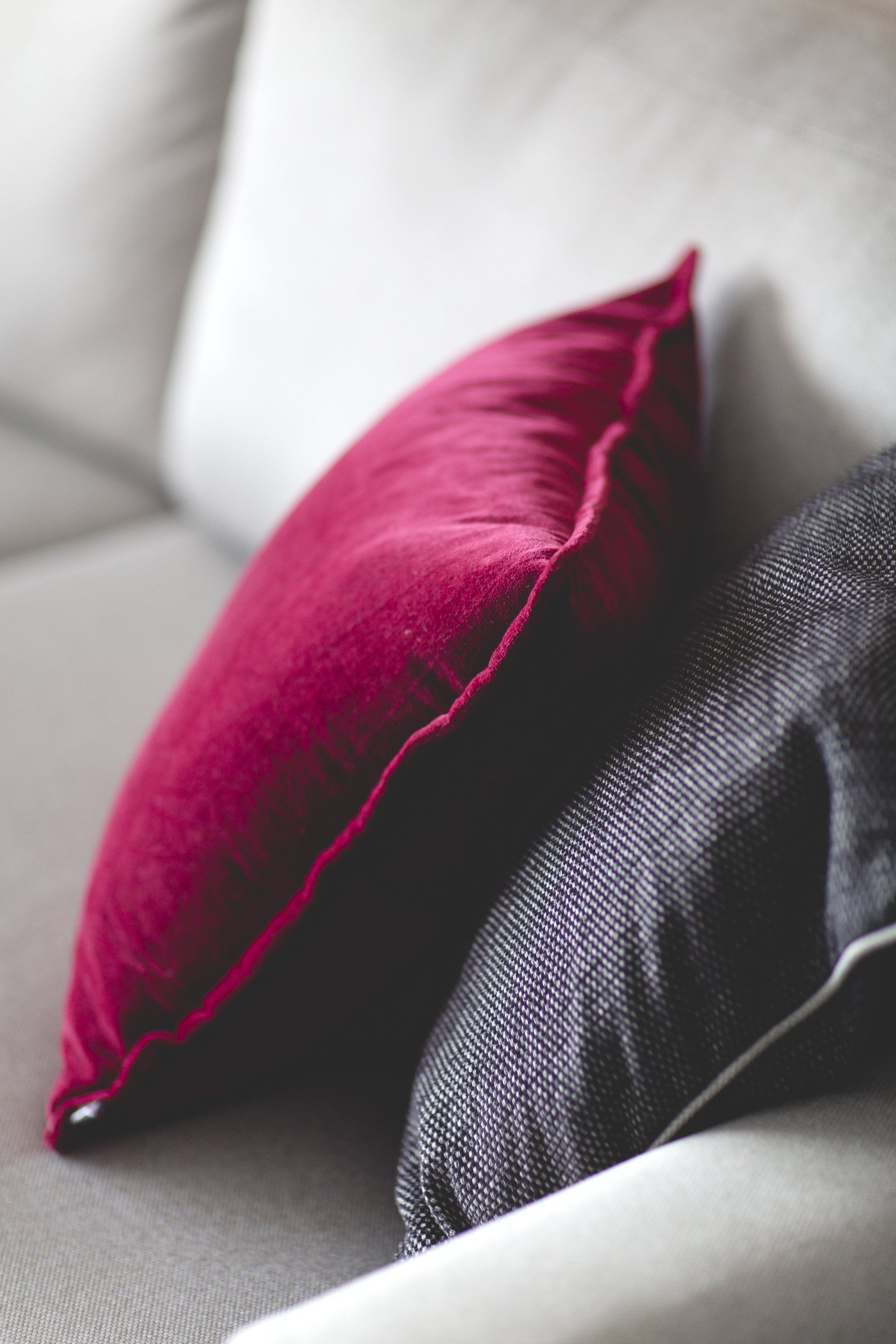 כריות נוי קטיפה בצבע פוקסיה סוויטת הורים מרווחת ואלגנטית בגוונים מרגיעים עם אלמנטים של עיצוב  מיוחדים חלל ציבורי אלגנטי בעיצוב של מעצבת פנים ומלבישה בתים ג׳ני ויאליך jenyvstudio