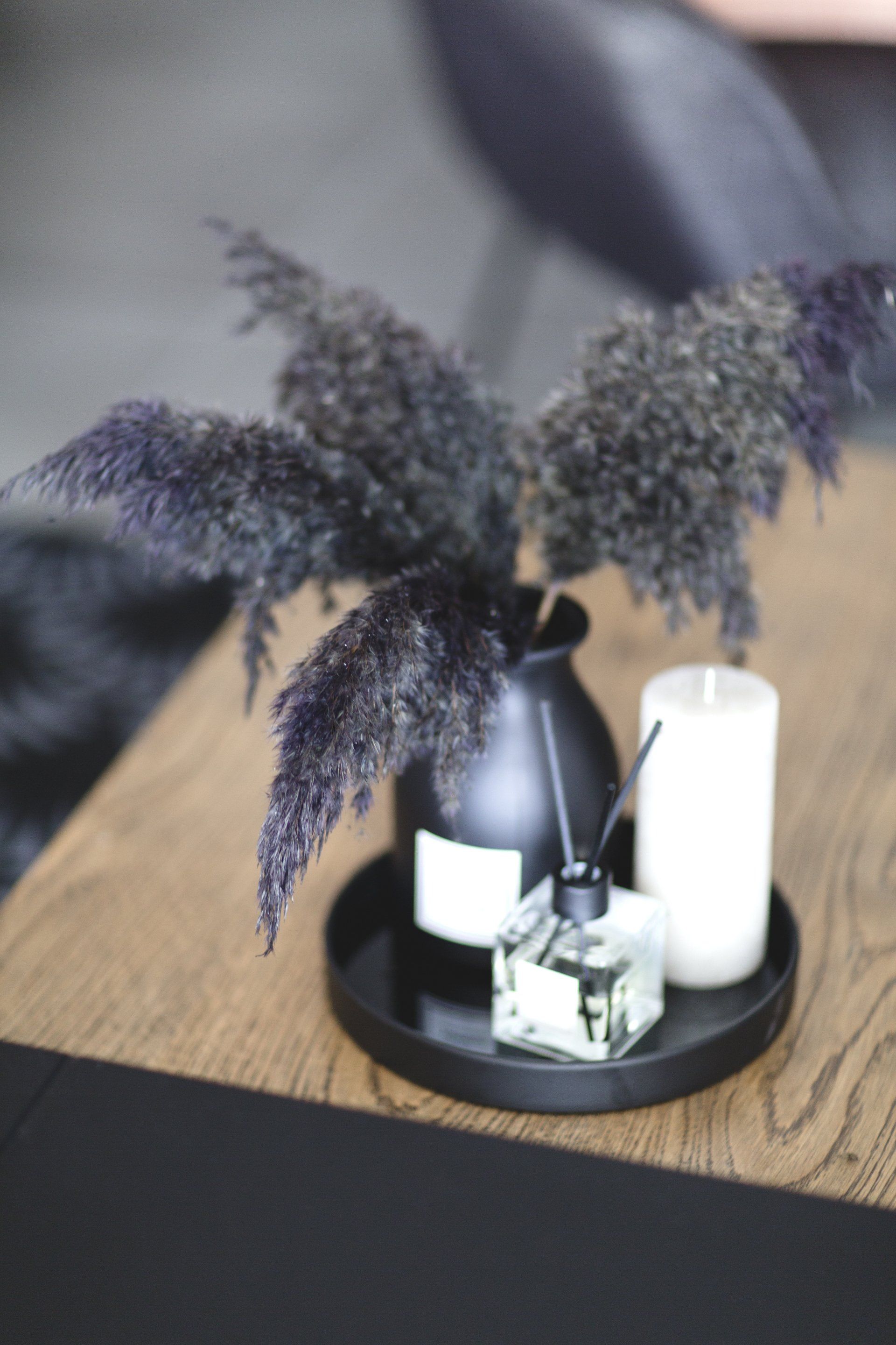 שולחנות קפה עץ ושחור סוויטת הורים מרווחת ואלגנטית בגוונים מרגיעים עם אלמנטים של עיצוב  מיוחדים חלל ציבורי אלגנטי בעיצוב של מעצבת פנים ומלבישה בתים ג׳ני ויאליך jenyvstudio