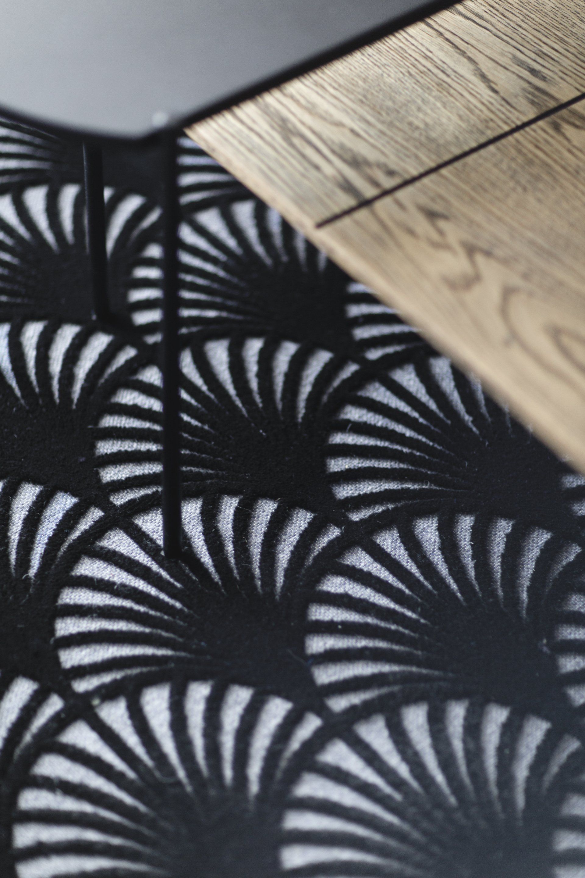 שולחנות קפה עץ ושחור סוויטת הורים מרווחת ואלגנטית בגוונים מרגיעים עם אלמנטים של עיצוב  מיוחדים חלל ציבורי אלגנטי בעיצוב של מעצבת פנים ומלבישה בתים ג׳ני ויאליך jenyvstudio